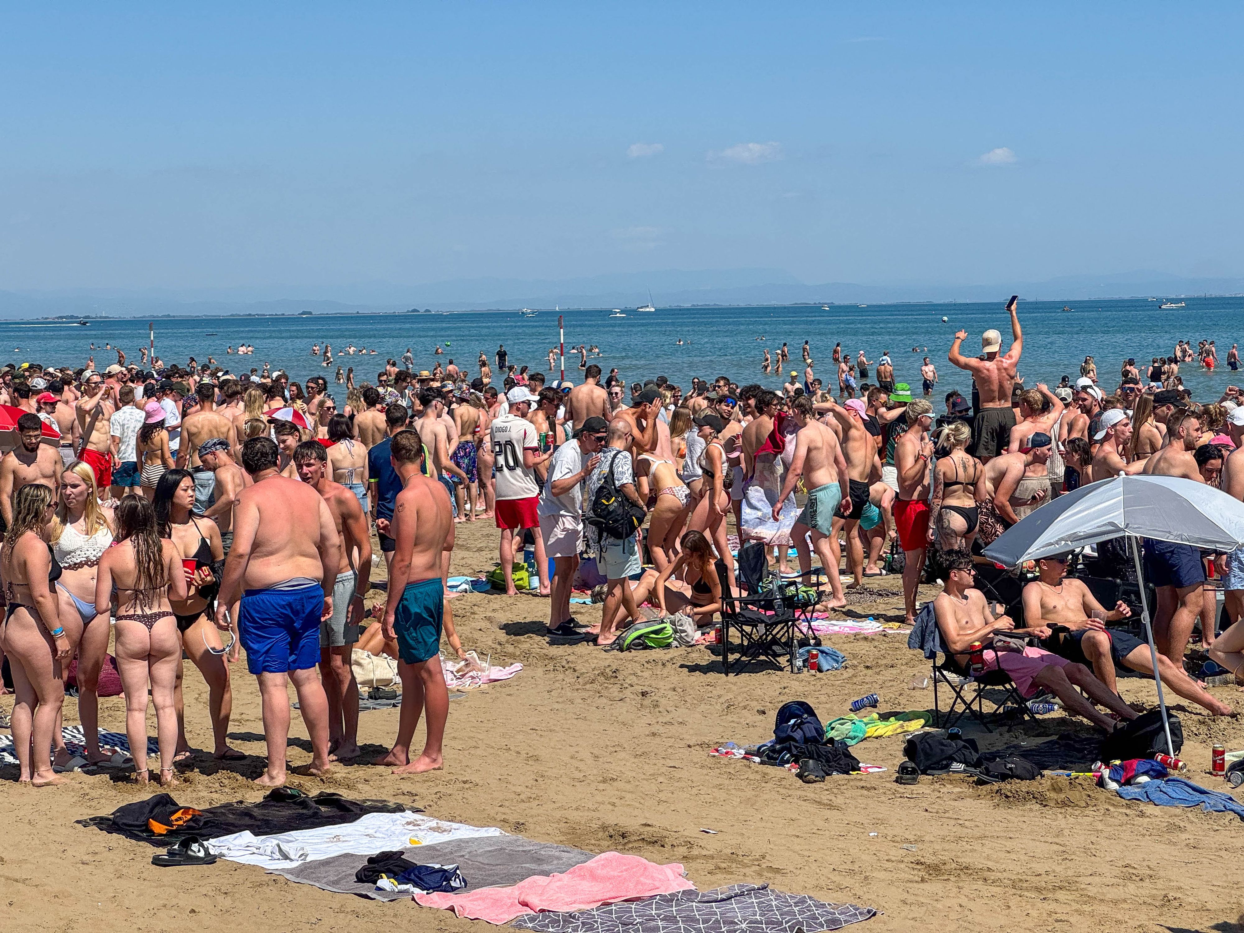 Zwei Österreicher mussten am Strand von Lignano wiederbelebt werden.