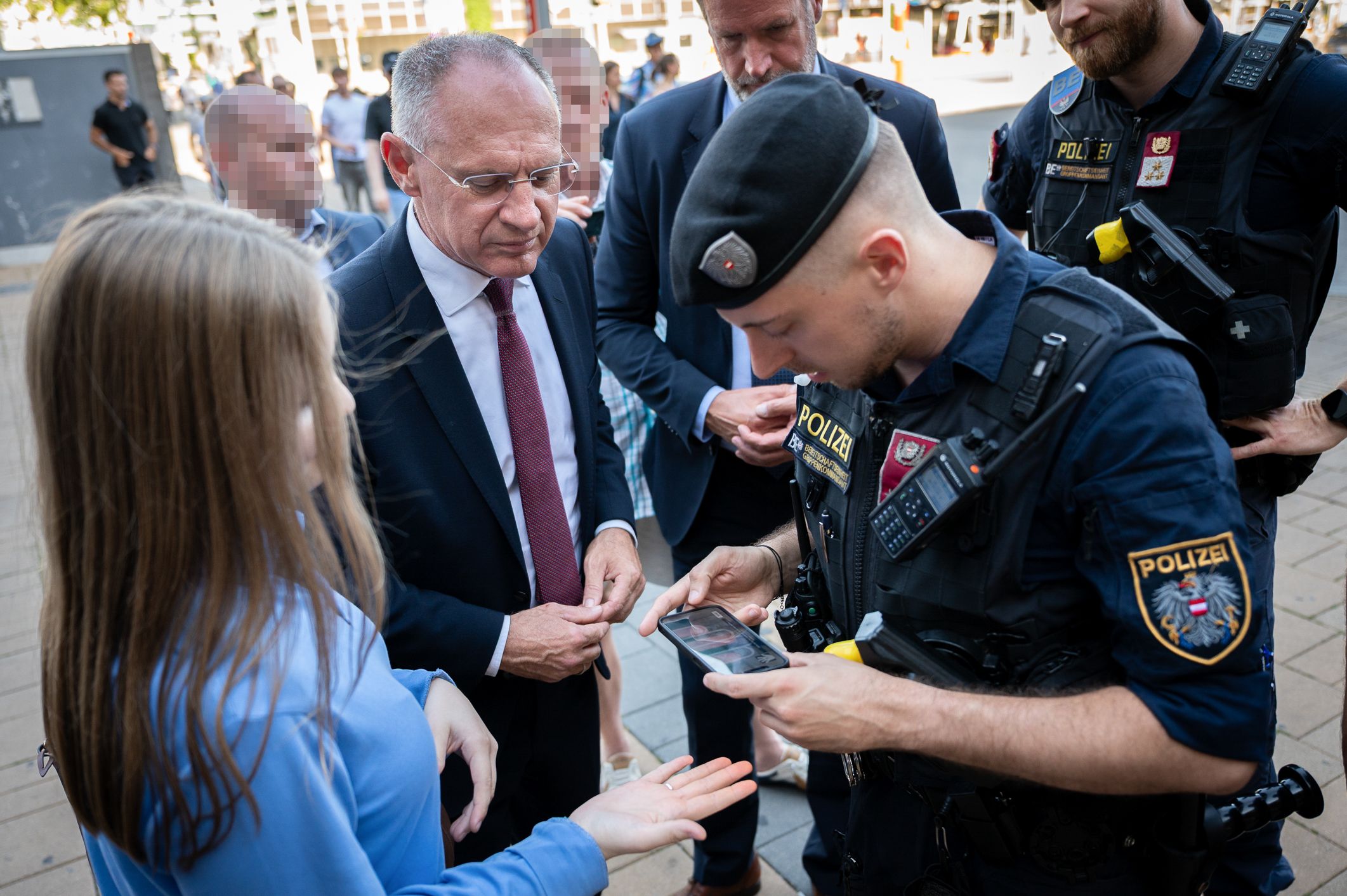 Innenminister Karner am Wiener Westbahnhof: Fingerabdruck-Scan am Handy. 