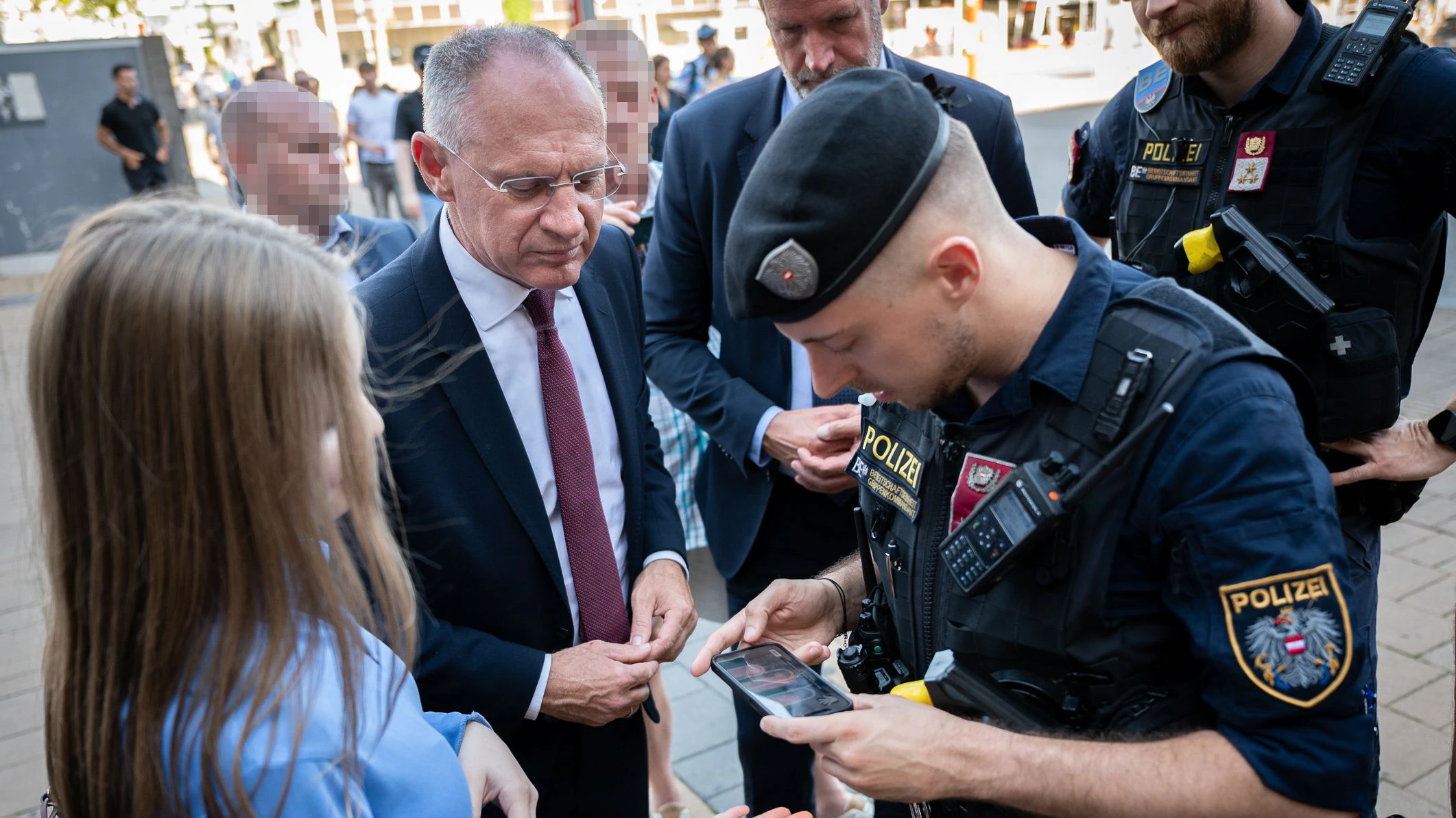 Innenminister Karner am Wiener Westbahnhof: Fingerabdruck-Scan am Handy. 