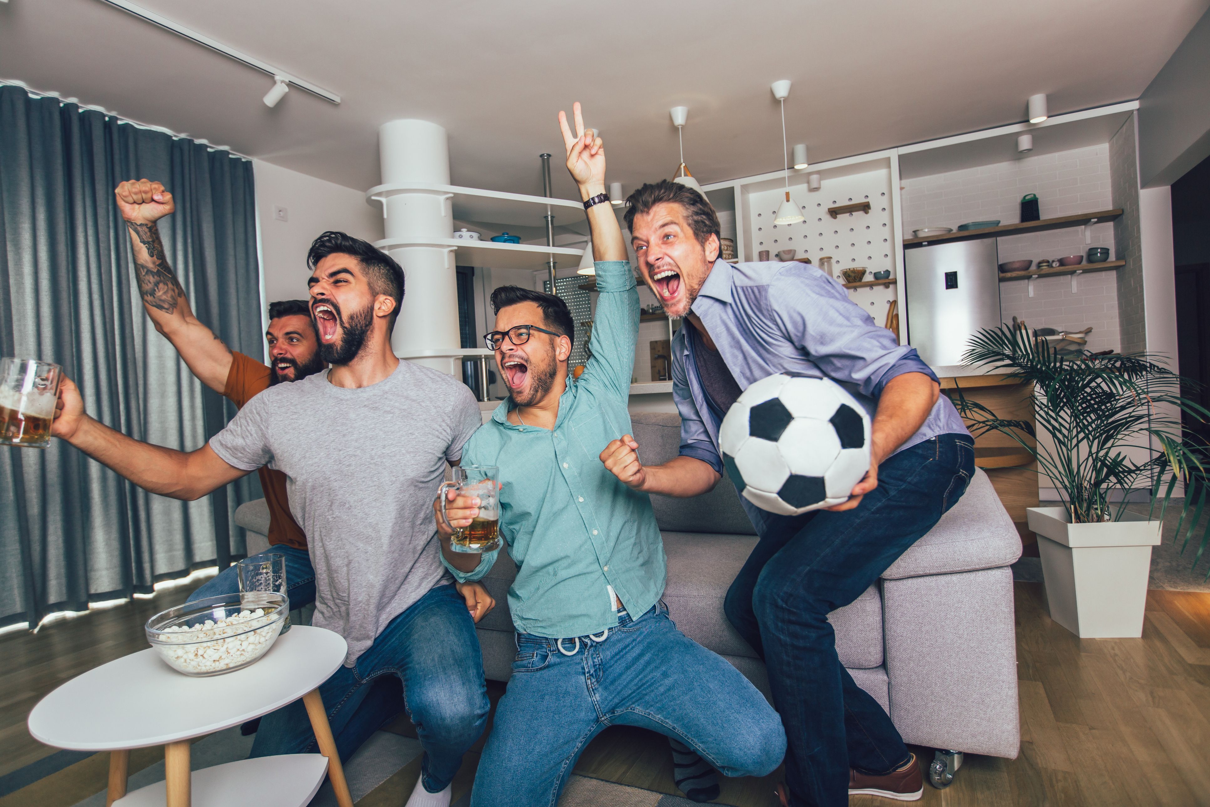 Ein Fußballmatch am Fernseher zu schauen verbrennt mehr Kalorien als erwartet. Ein Ersatz für Sport ist es trotzdem nicht.