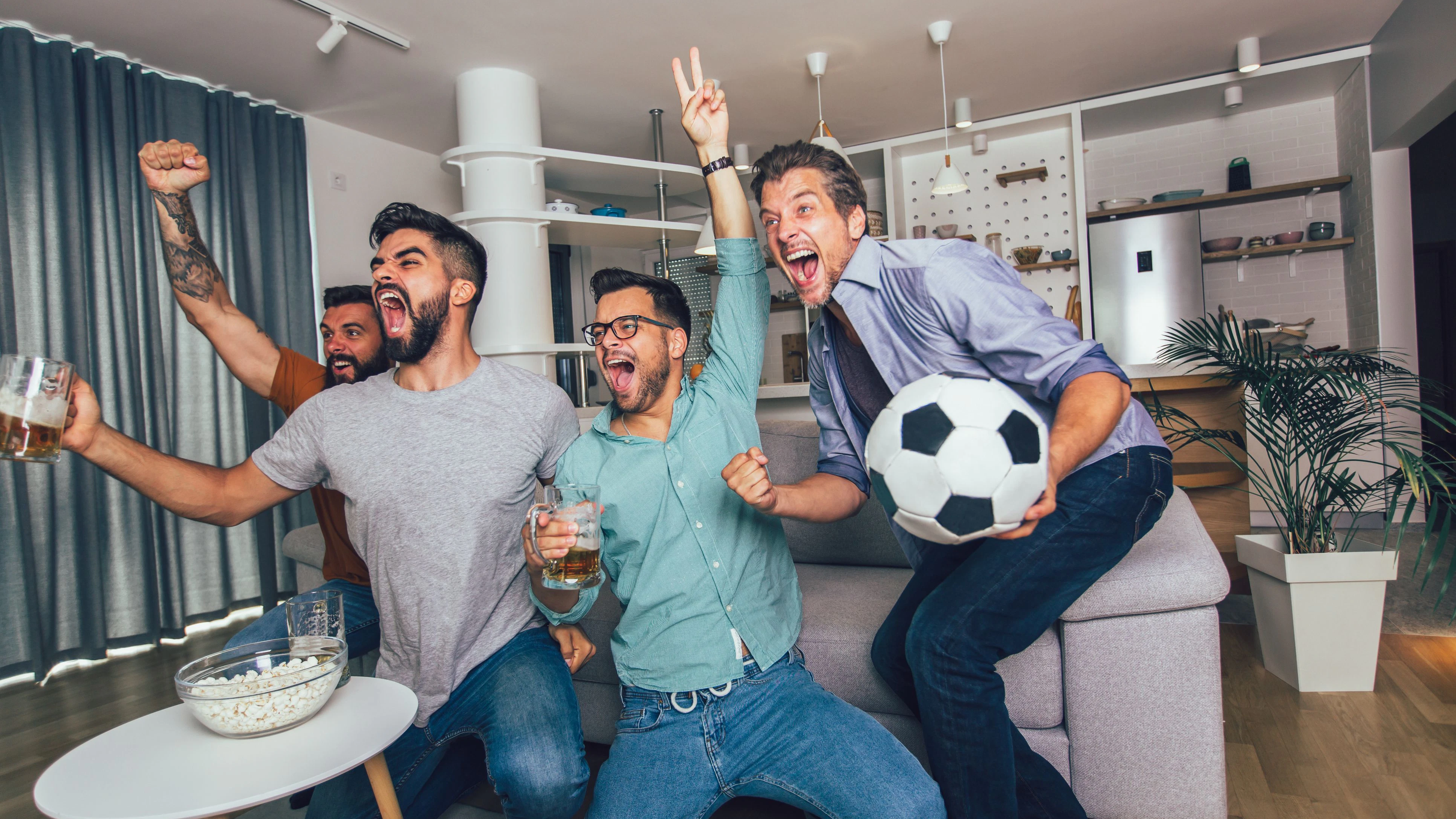 Ein Fußballmatch am Fernseher zu schauen verbrennt mehr Kalorien als erwartet. Ein Ersatz für Sport ist es trotzdem nicht.