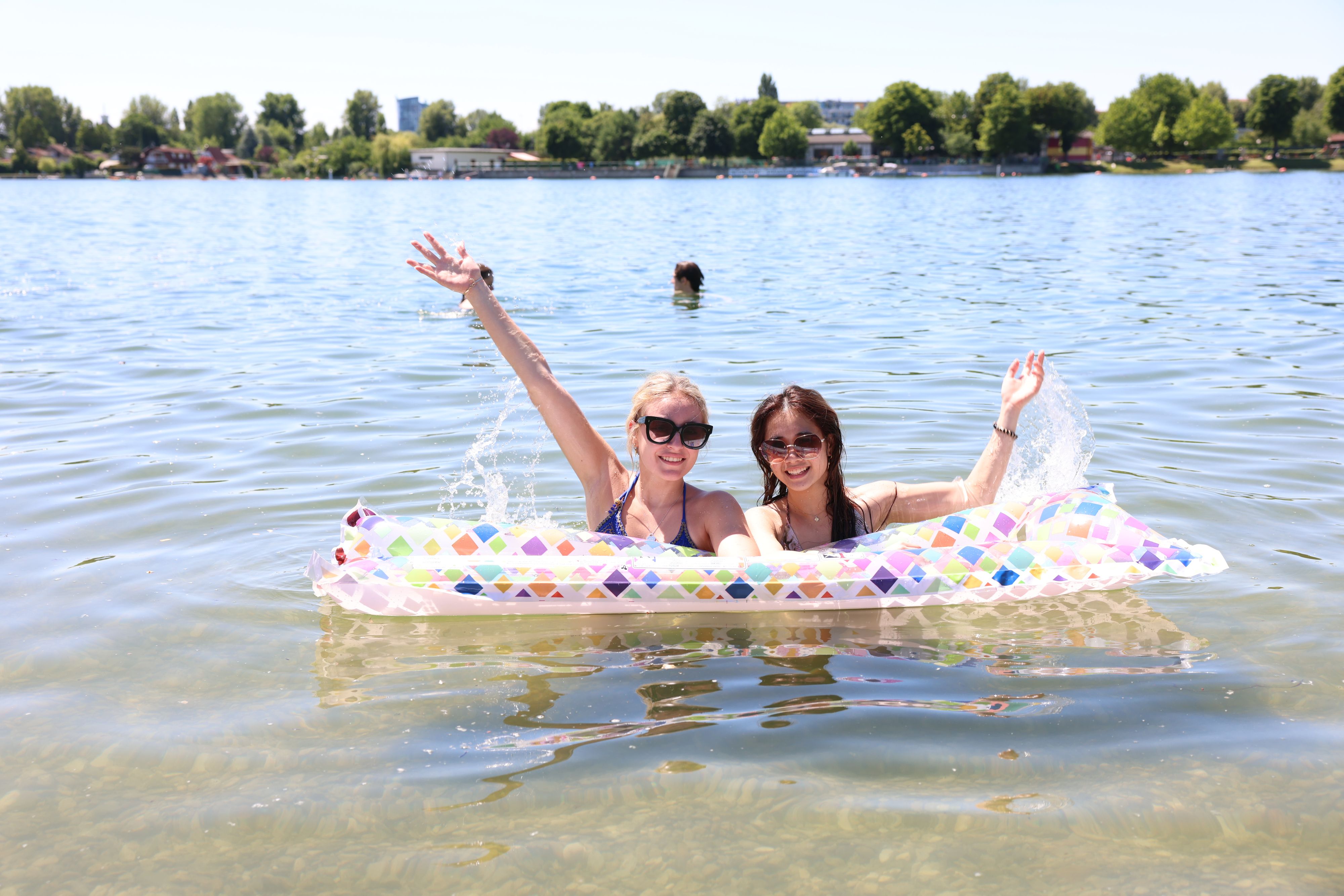 Bis zum Wochenende wird es heiß in Wien. An vielen Orten finden die Menschen Abkühlung.