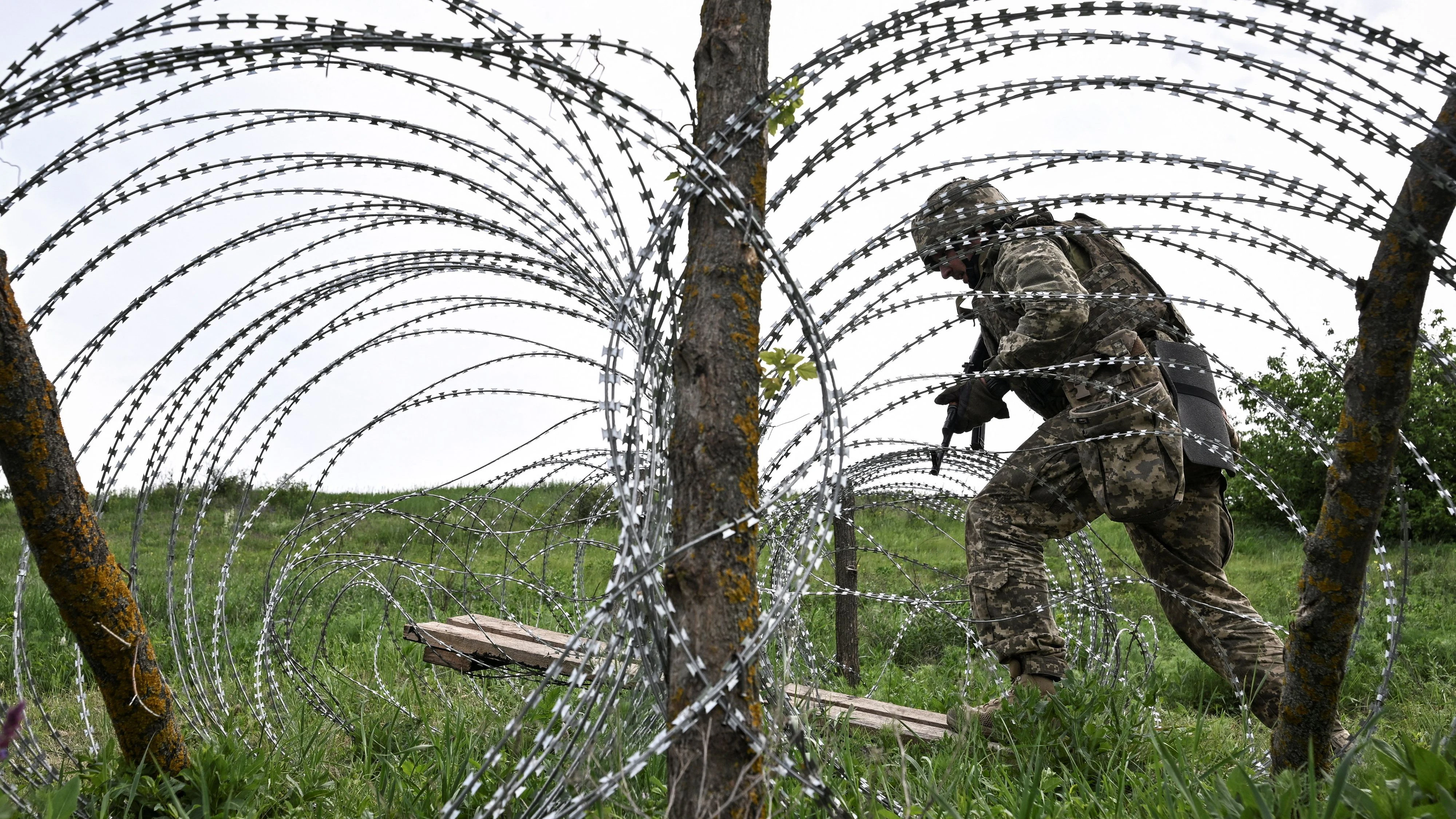 A recruit of the 118th Separate Mechanized Brigade of the Ukrainian Armed Forces attends a military training near a frontline, amid Russia's attack on Ukraine, in Zaporizhzhia region, Ukraine May 21, 2026. REUTERS/Stringer