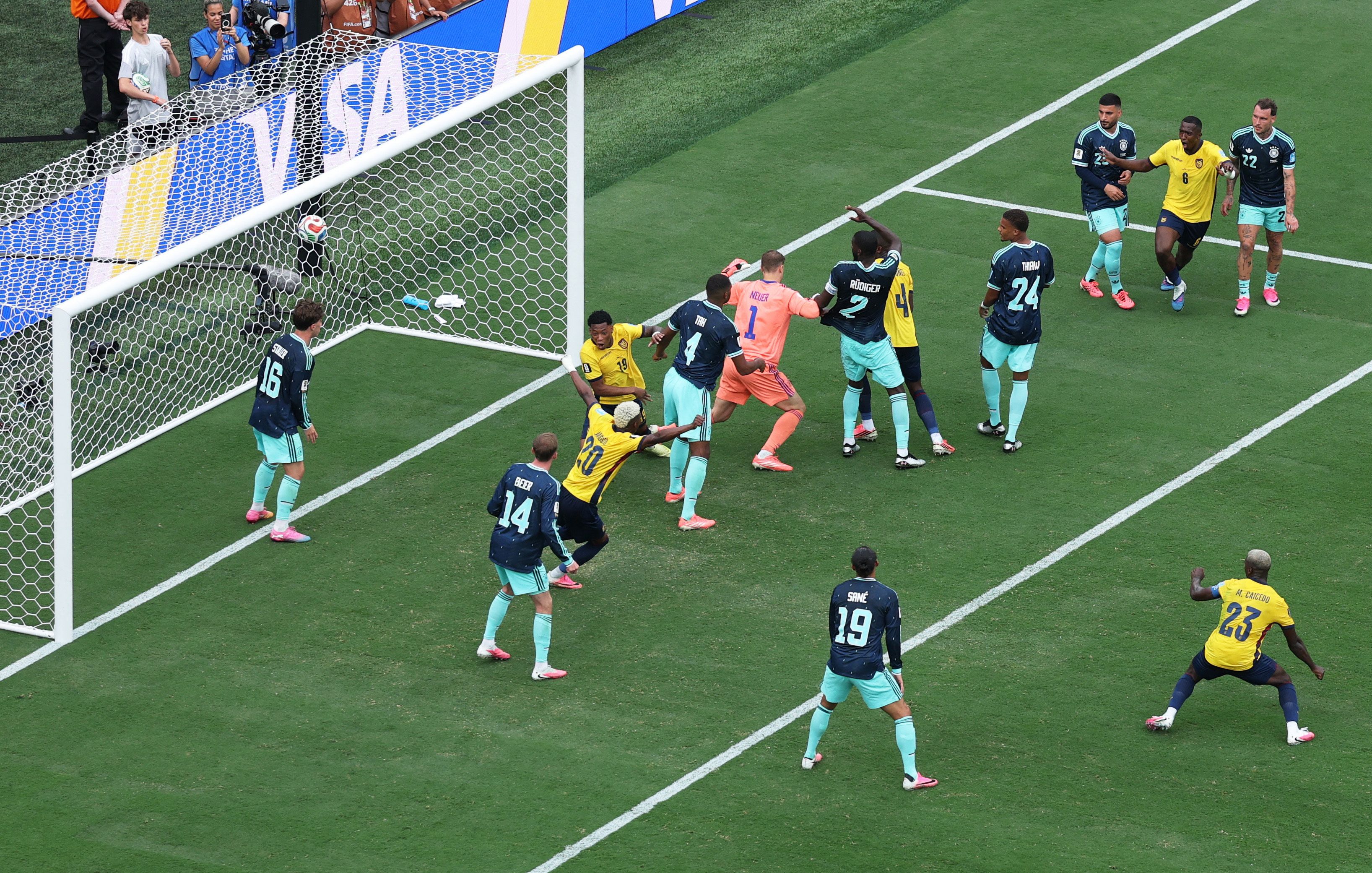 Heute.at - 1:2! Gruppensieger Deutschland unterliegt Ecuador