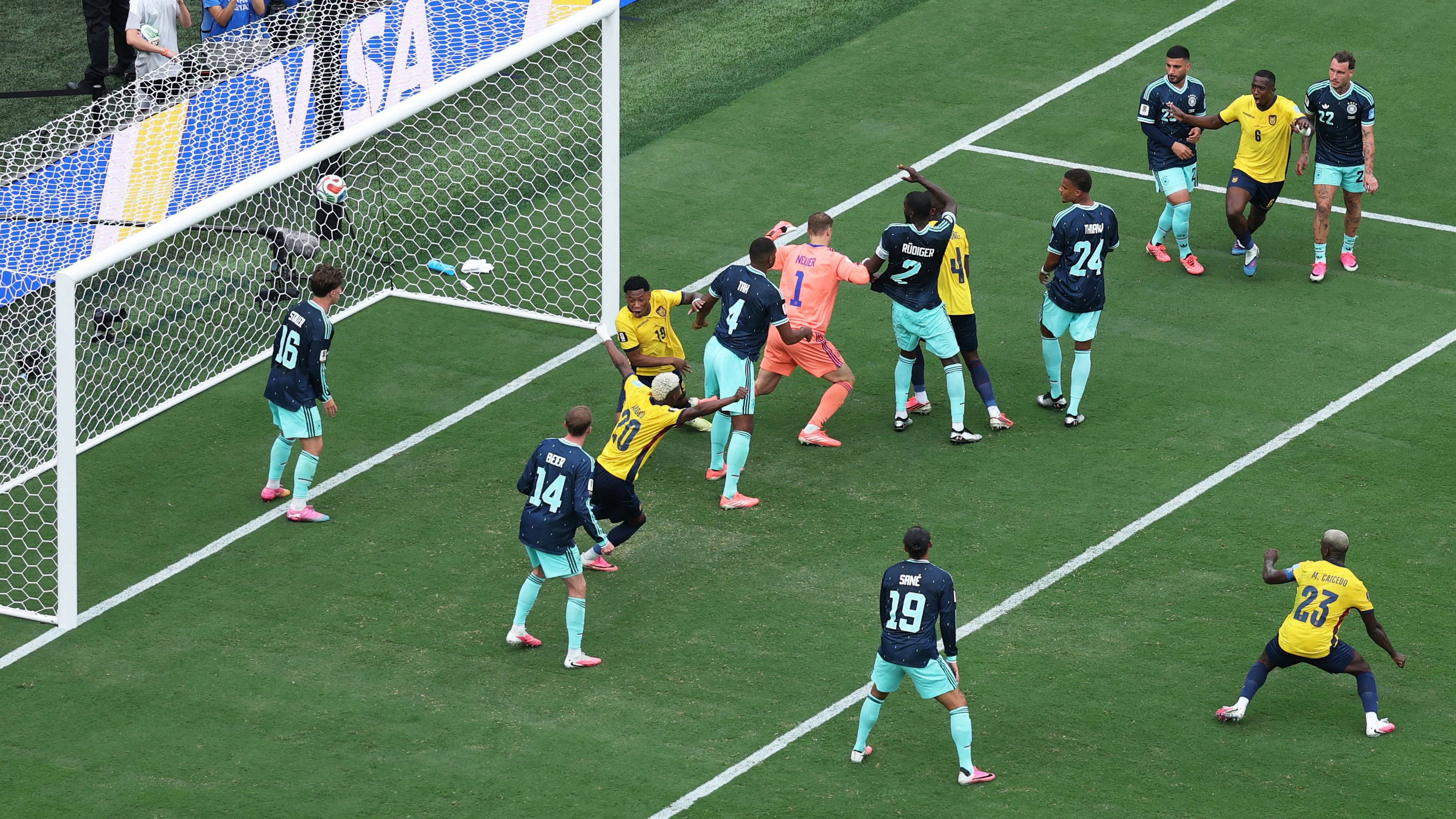 Plata schießt zum 2:1 ein.