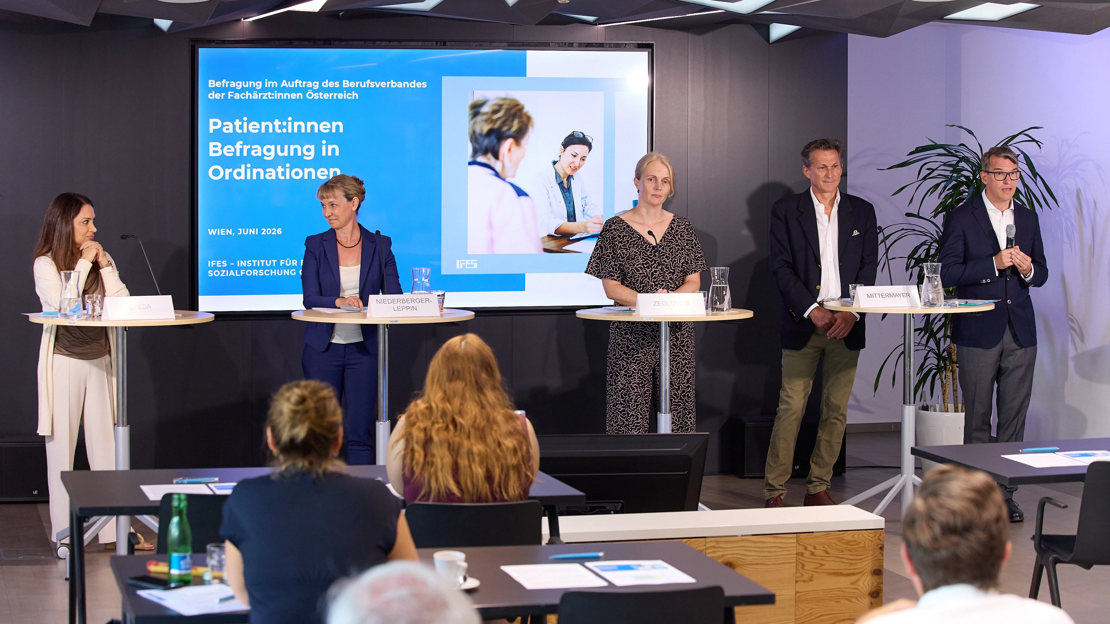 Der Berufsverband Fachärzt:innen Österreich und das IFES präsentieren die große Patient:innenumfrage.