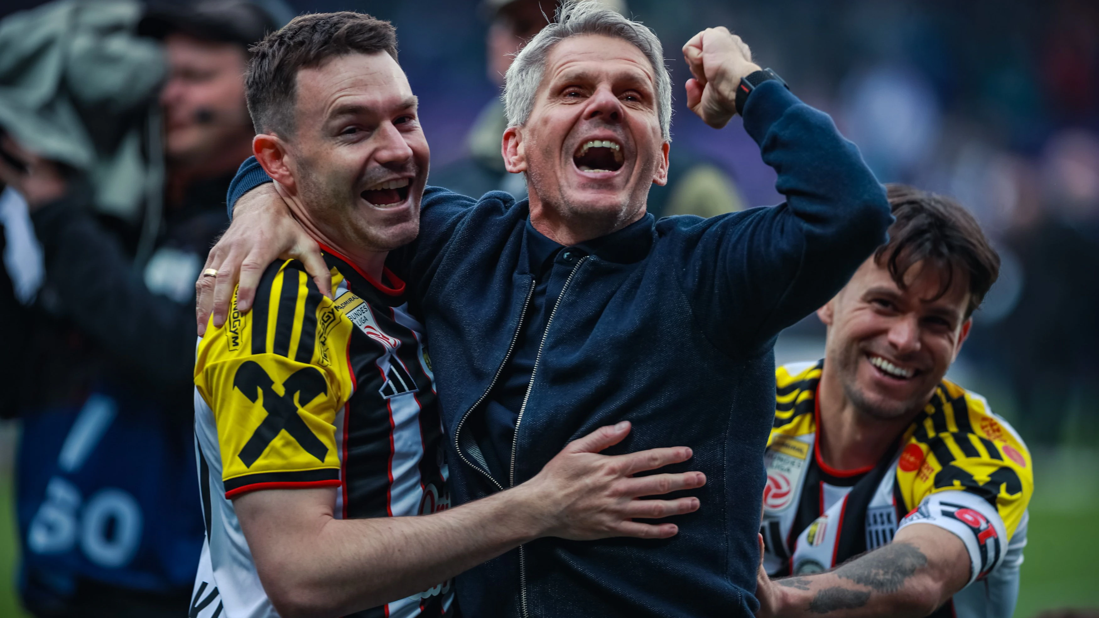 VIENNA,AUSTRIA,17.MAY.26 - SOCCER - ADMIRAL Bundesliga, championship group, FK Austria Wien vs Linzer ASK. Image shows the rejoicing of Florian Flecker (LASK), head coach Dietmar Kuehbauer (LASK) and Sascha Horvath (LASK). Photo: GEPA pictures/ Manuel Binder