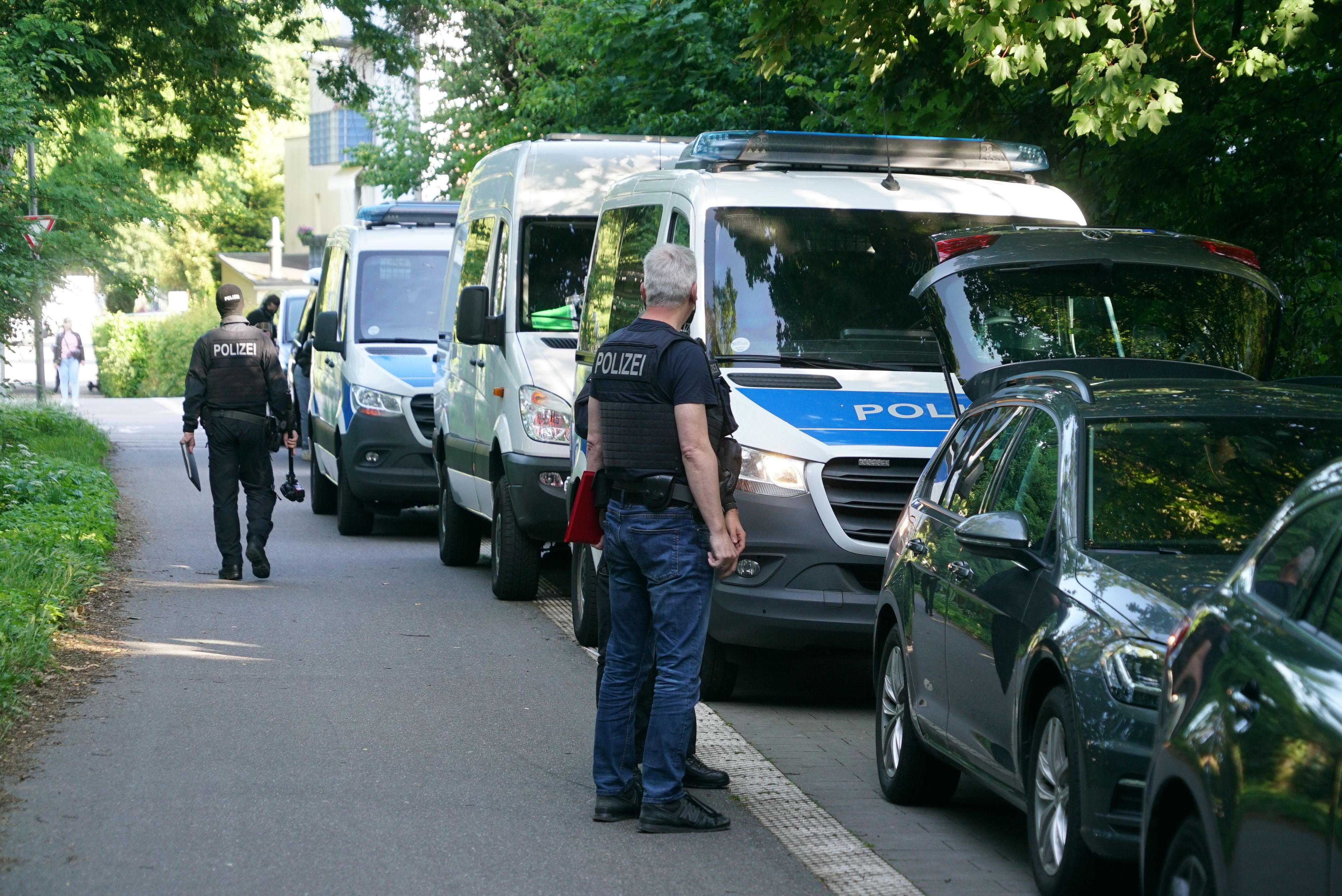 Die Polizei führte in den frühen Morgenstunden eine Razzia durch.