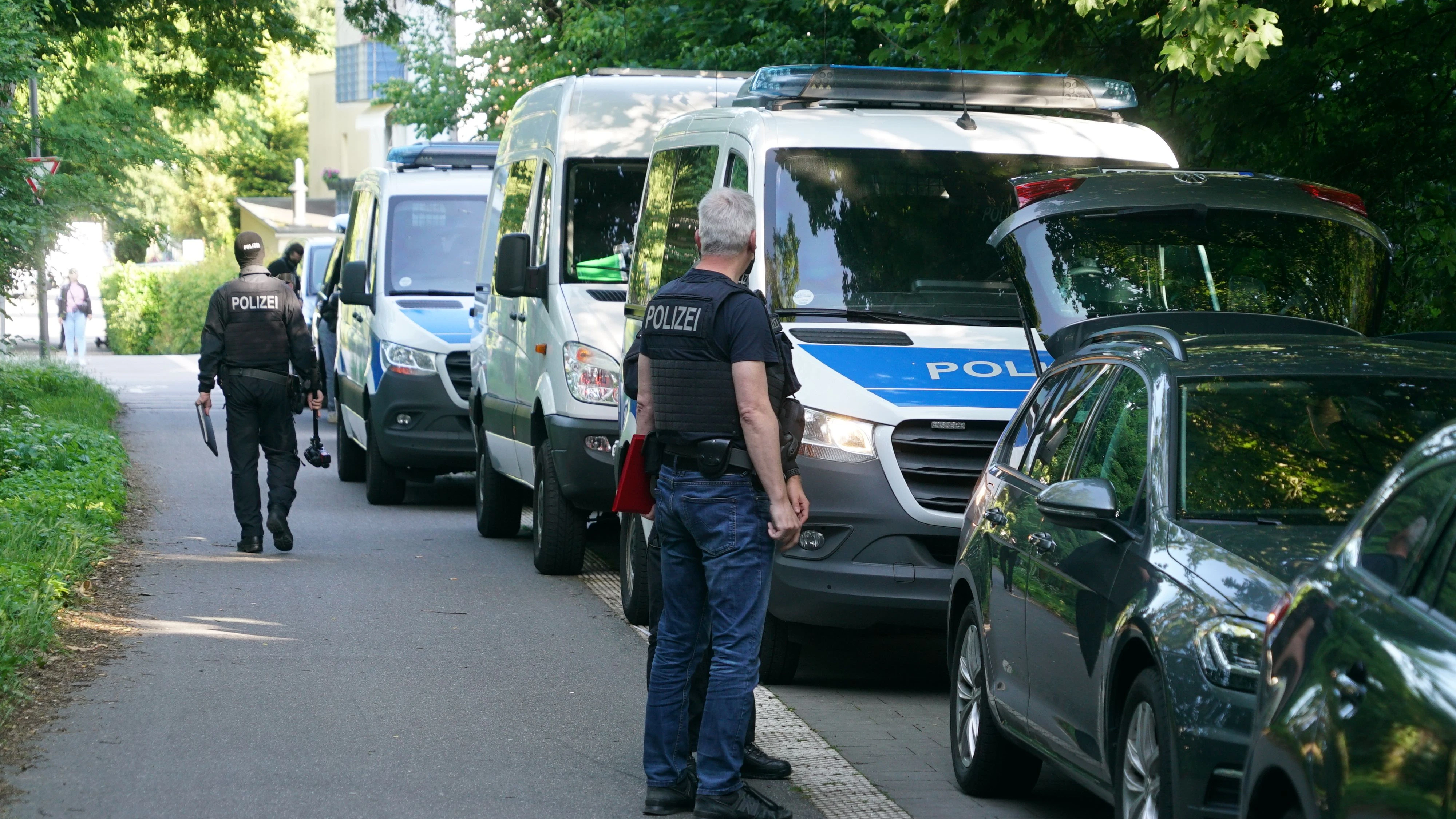 Die Polizei führte in den frühen Morgenstunden eine Razzia durch.
