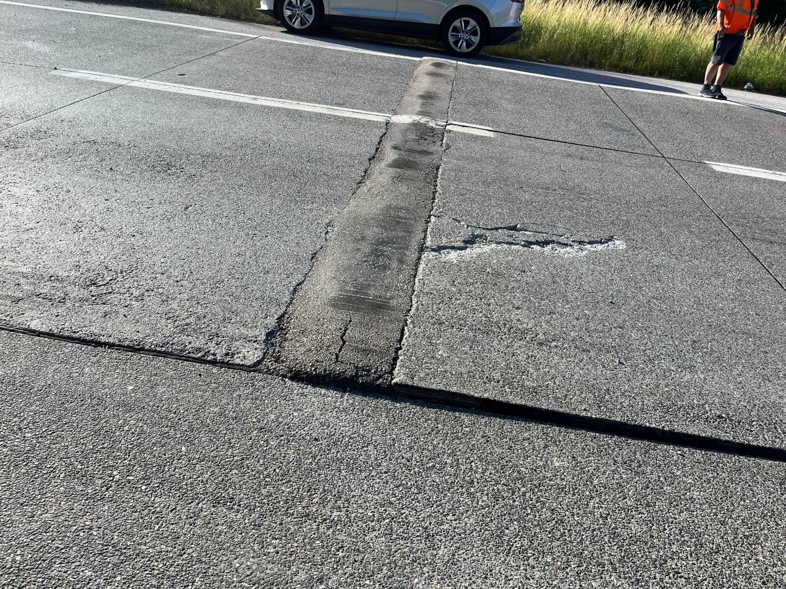 Erst vor drei Wochen sorgte die Extremhitze ebenfalls für Schäden an der A1. Betonplatten (im Bild) bogen sich bei Salzburg-Stadt nach oben.