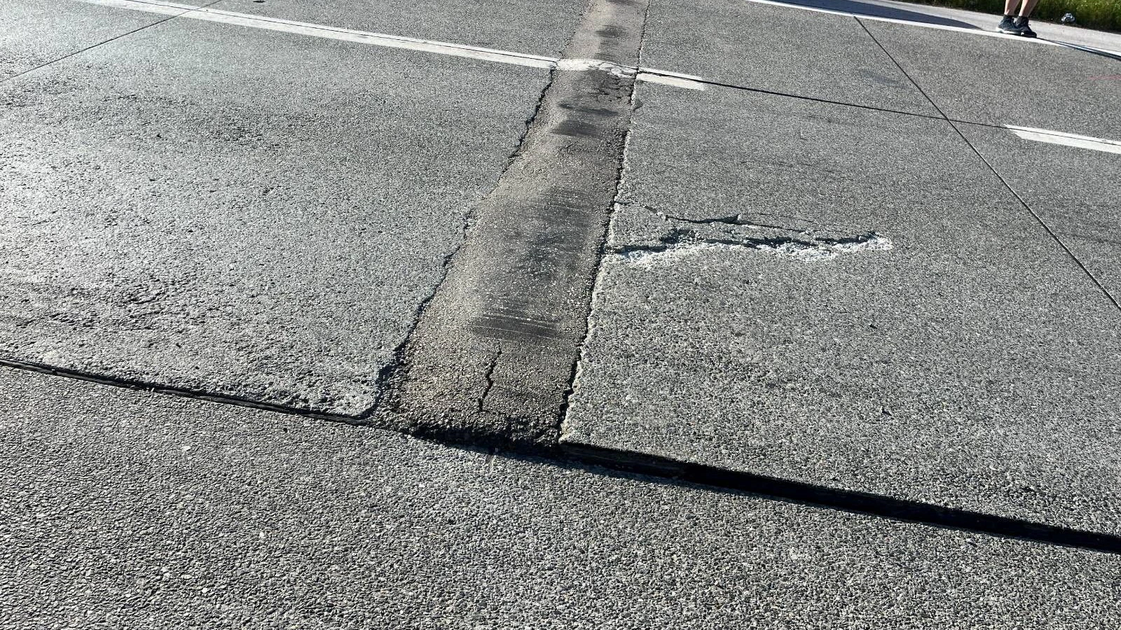 Extremhitze: Diese Betonplatten auf der Westautobahn biegen sich nach oben.