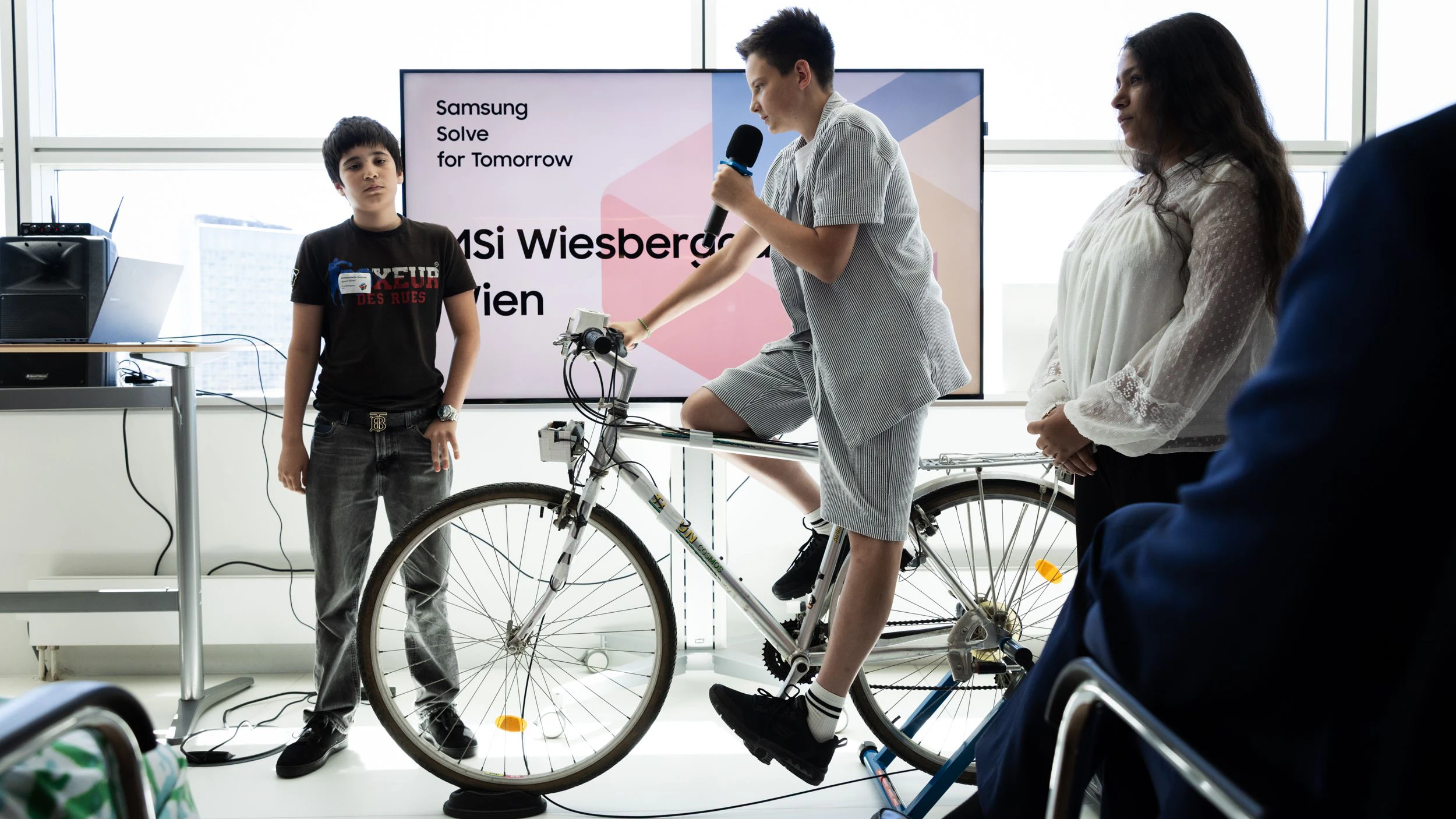 3b der MSi Wiesberggasse, Wien: Die Schüler machen den Energieverbrauch von KI sichtbar und setzen auf selbst programmierte Microbits und Muskelkraft als Energiequelle. 