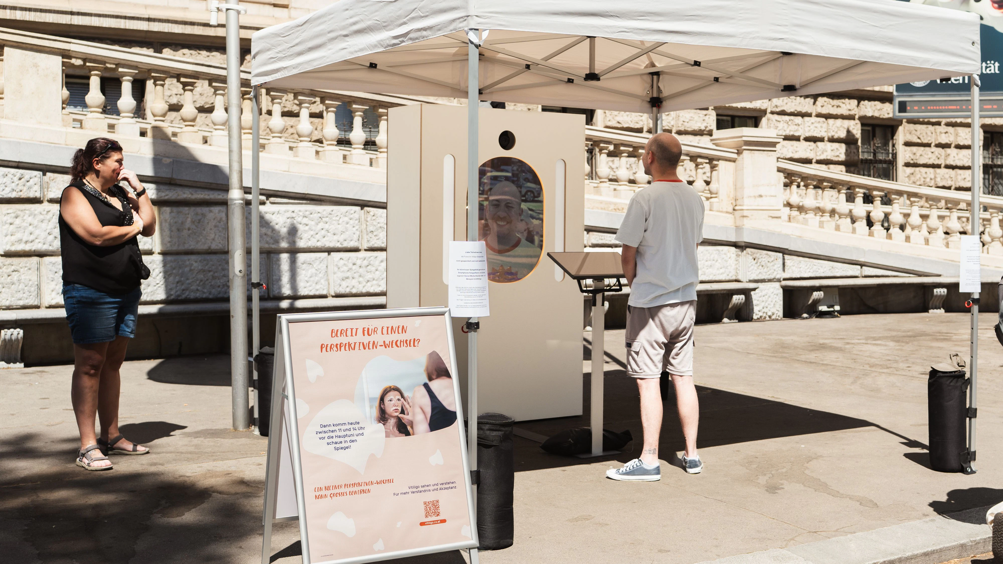 Bei einer Aktion vor der Uni Wien konnten Passantinnen und Passanten den Spiegel testen.