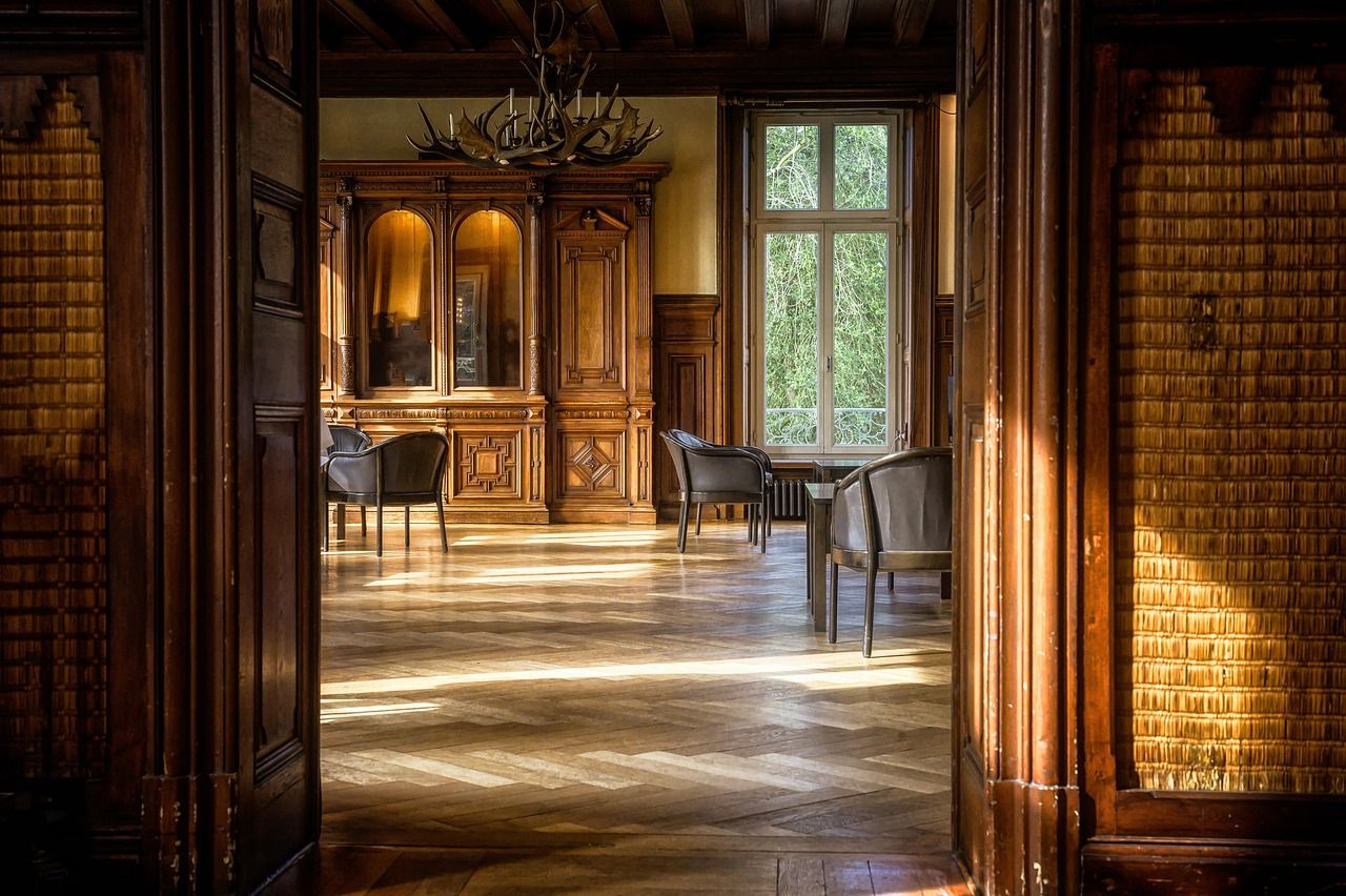 Sonniges Wohnzimmer mit Parkett