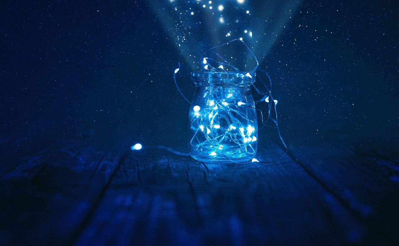 Leuchtende Glühwürmchen in der Nacht