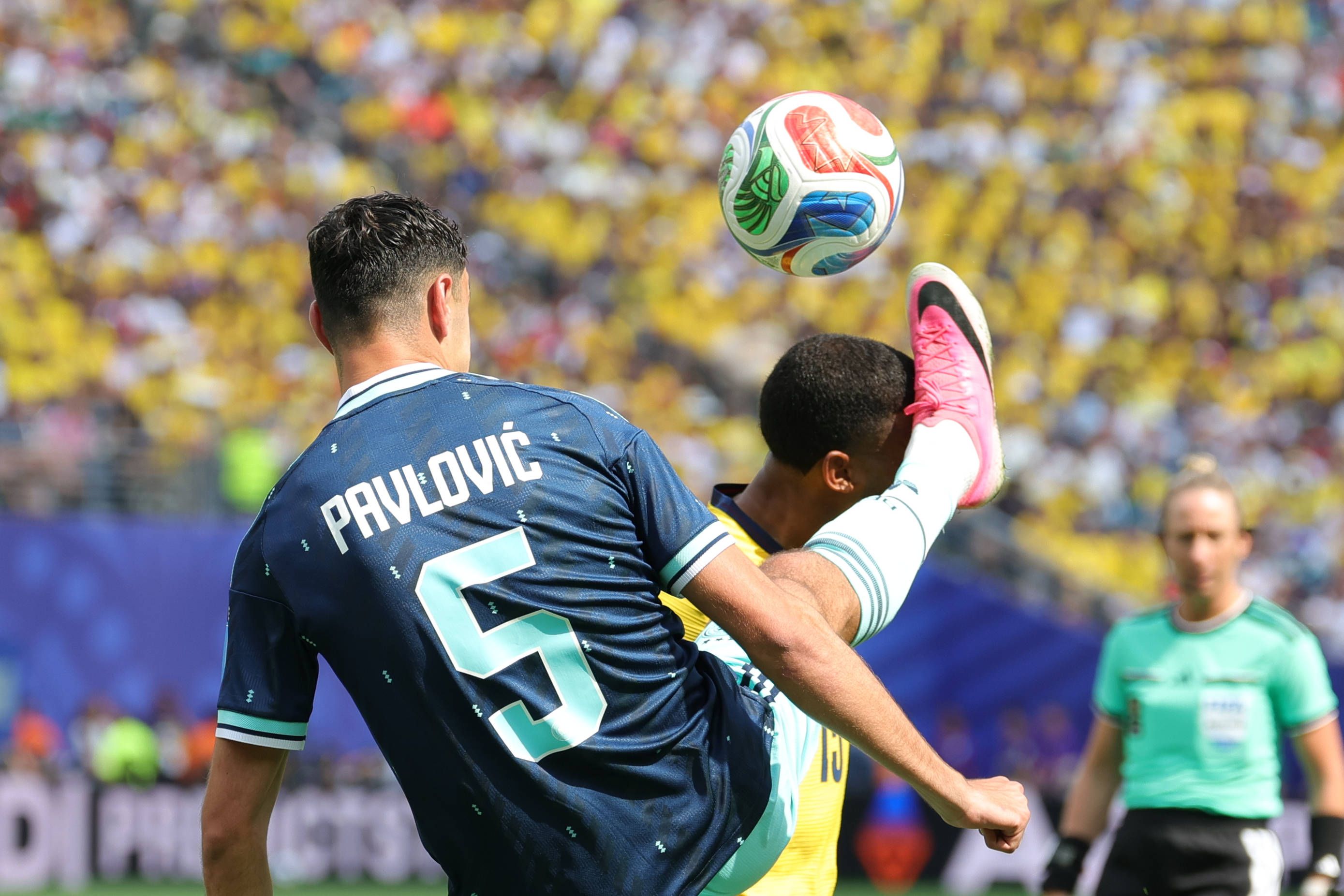 Pavlovic trifft mit hohem Bein den Gegenspieler.