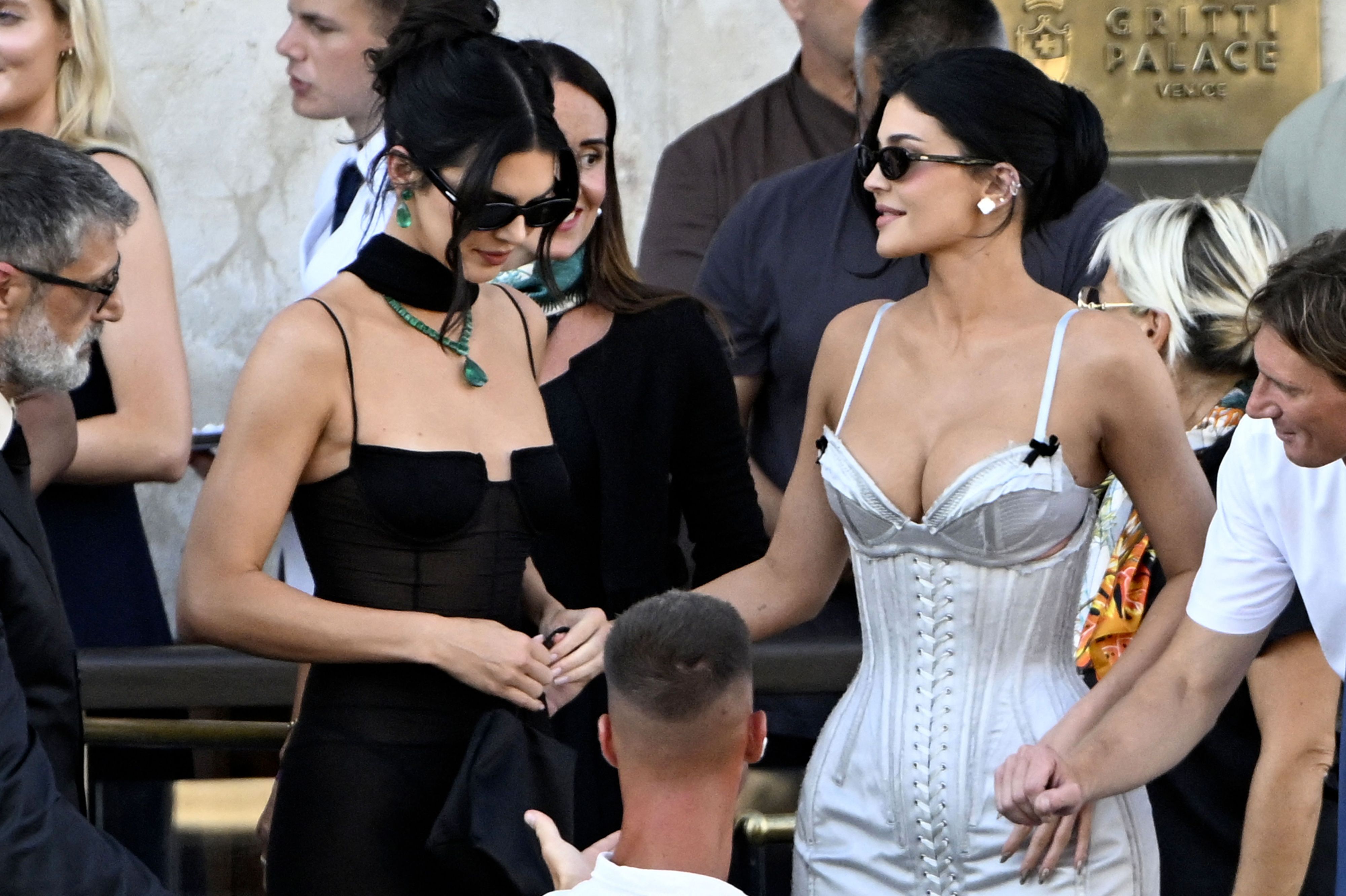 Letztes Jahr: Kardashian-Schwestern Kendall & Kylie Jenner in umstrittenen Outfit-Farben bei Lauren Sánchez & Jeff Bezos' Hochzeit.
