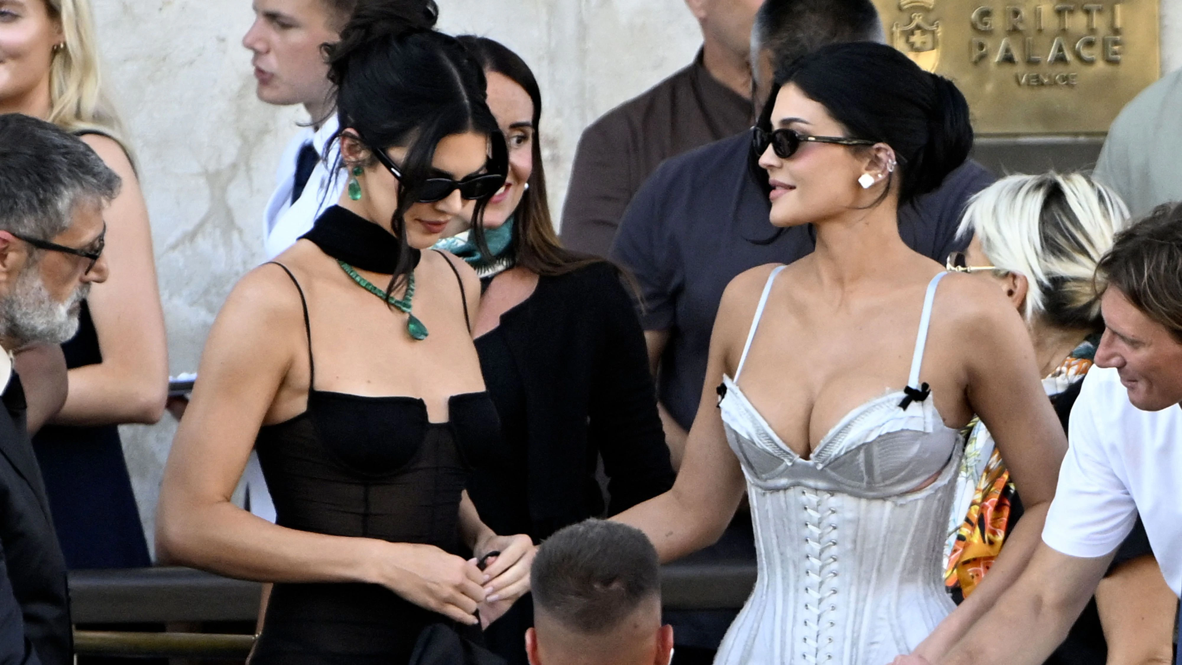 Kardashian-Schwestern Kendall & Kylie Jenner in No-Go-Farben bei Lauren Sanchéz & Jeff Bezos' Hochzeit.