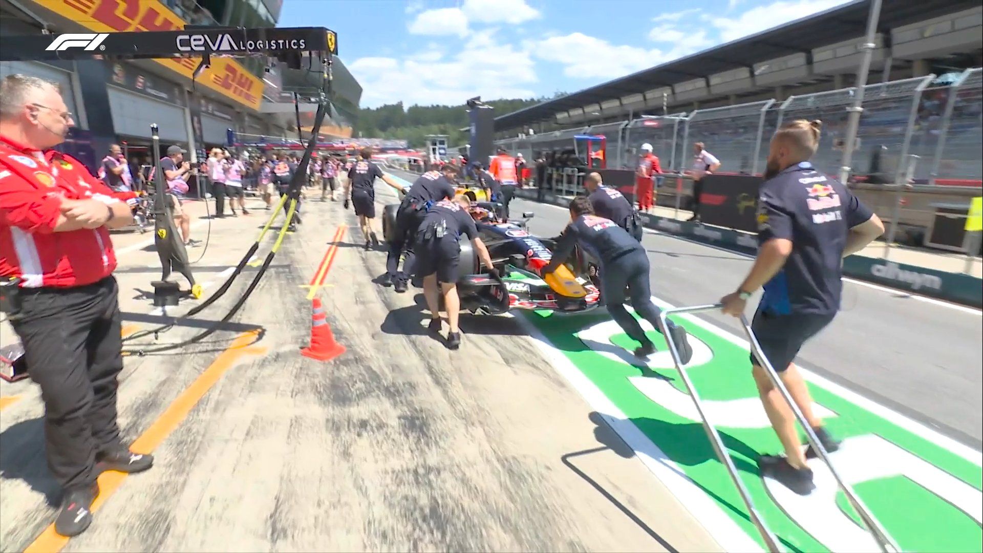 Formel-1-Star Max Verstappen rollt mit seinem Red Bull in der Moxengasse aus. 