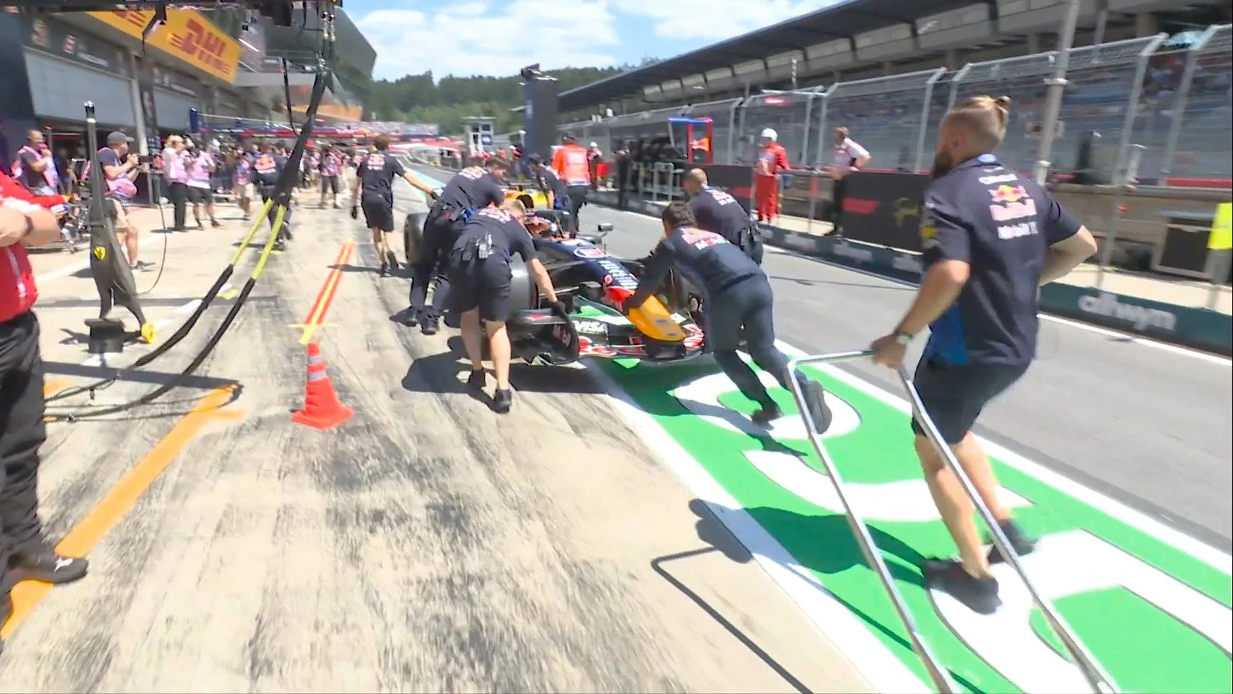 Formel-1-Star Max Verstappen rollt mit seinem Red Bull in der Moxengasse aus. 