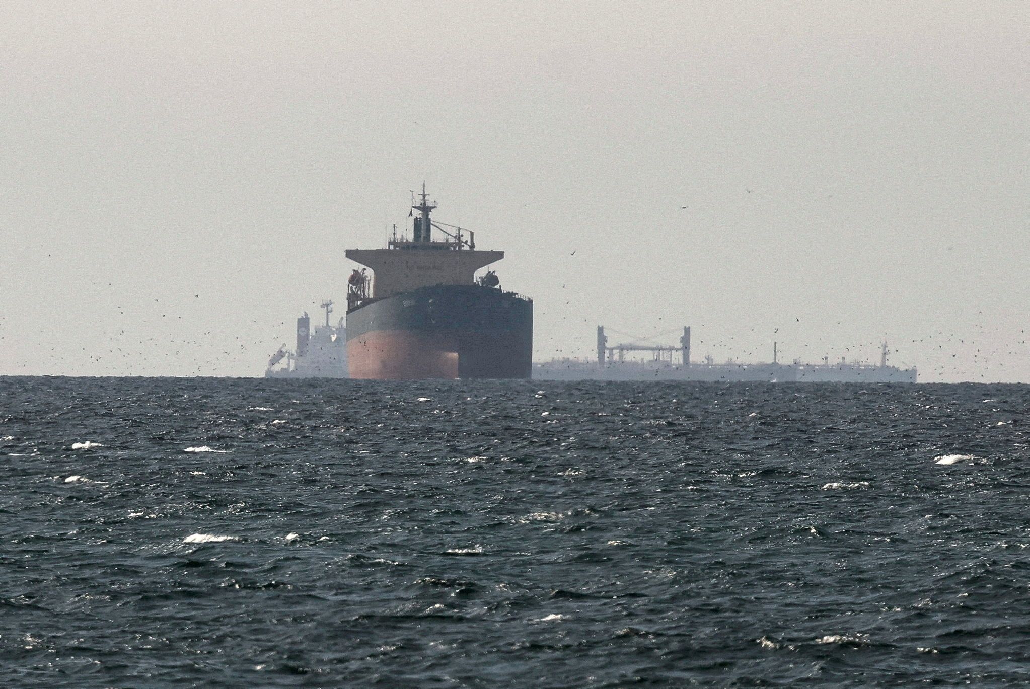 Schiff im Golf von Oman nahe der Straße von Hormus angegriffen