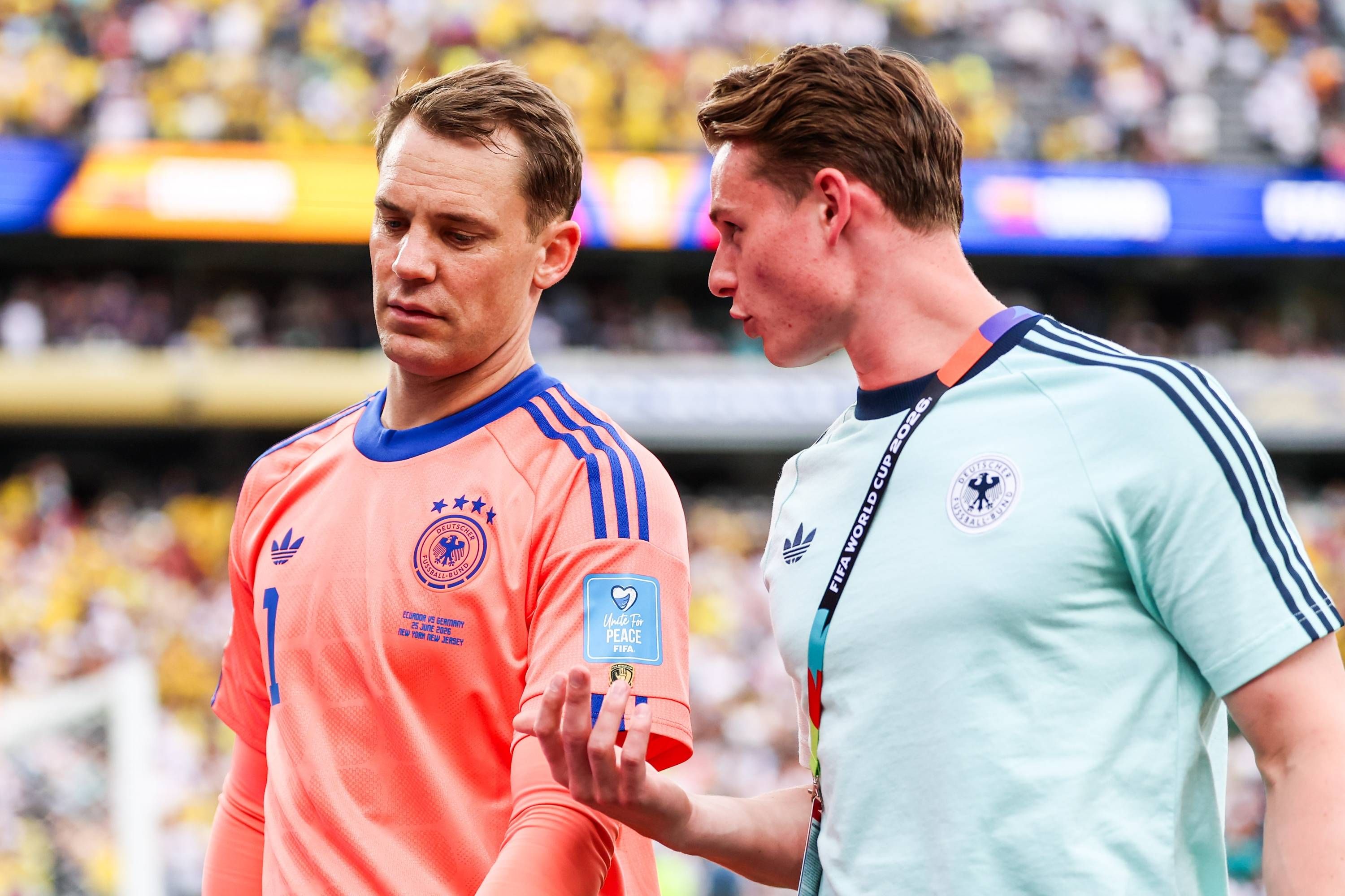 Manuel Neuer mit Jonas Urbig