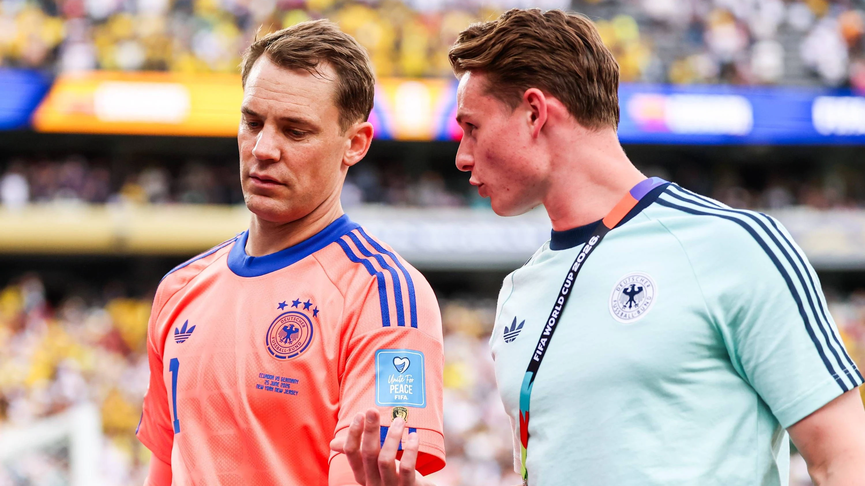 Manuel Neuer mit Jonas Urbig