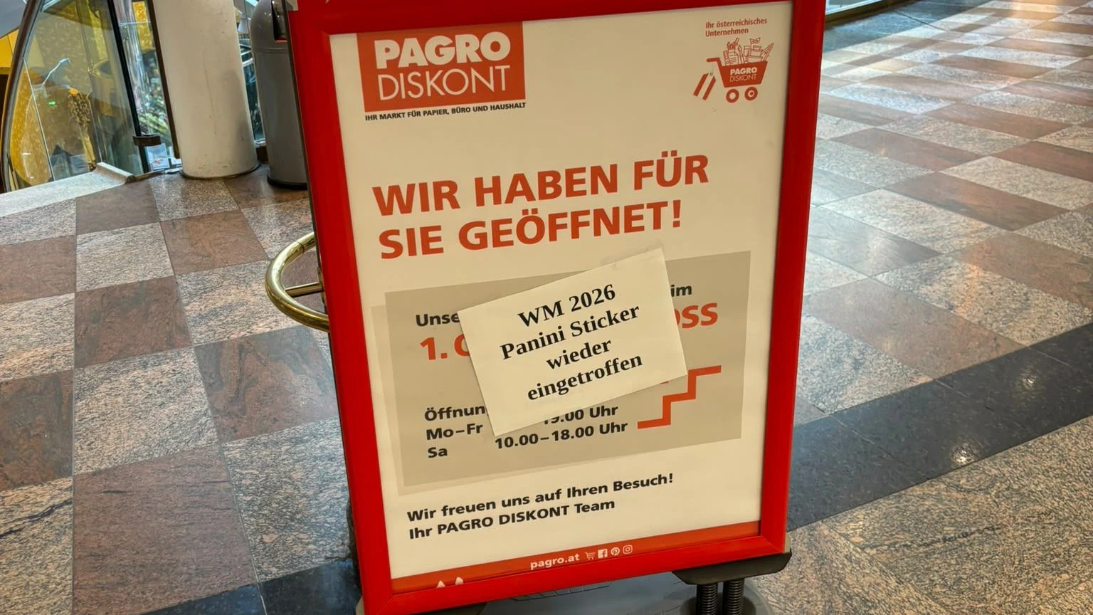 In einem Pagro-Shop am Kärntner Ring verkündete man die frohe Botschaft auf einem Aufsteller vor dem Geschäft: "WM 2026 Panini Sticker wieder eingetroffen."