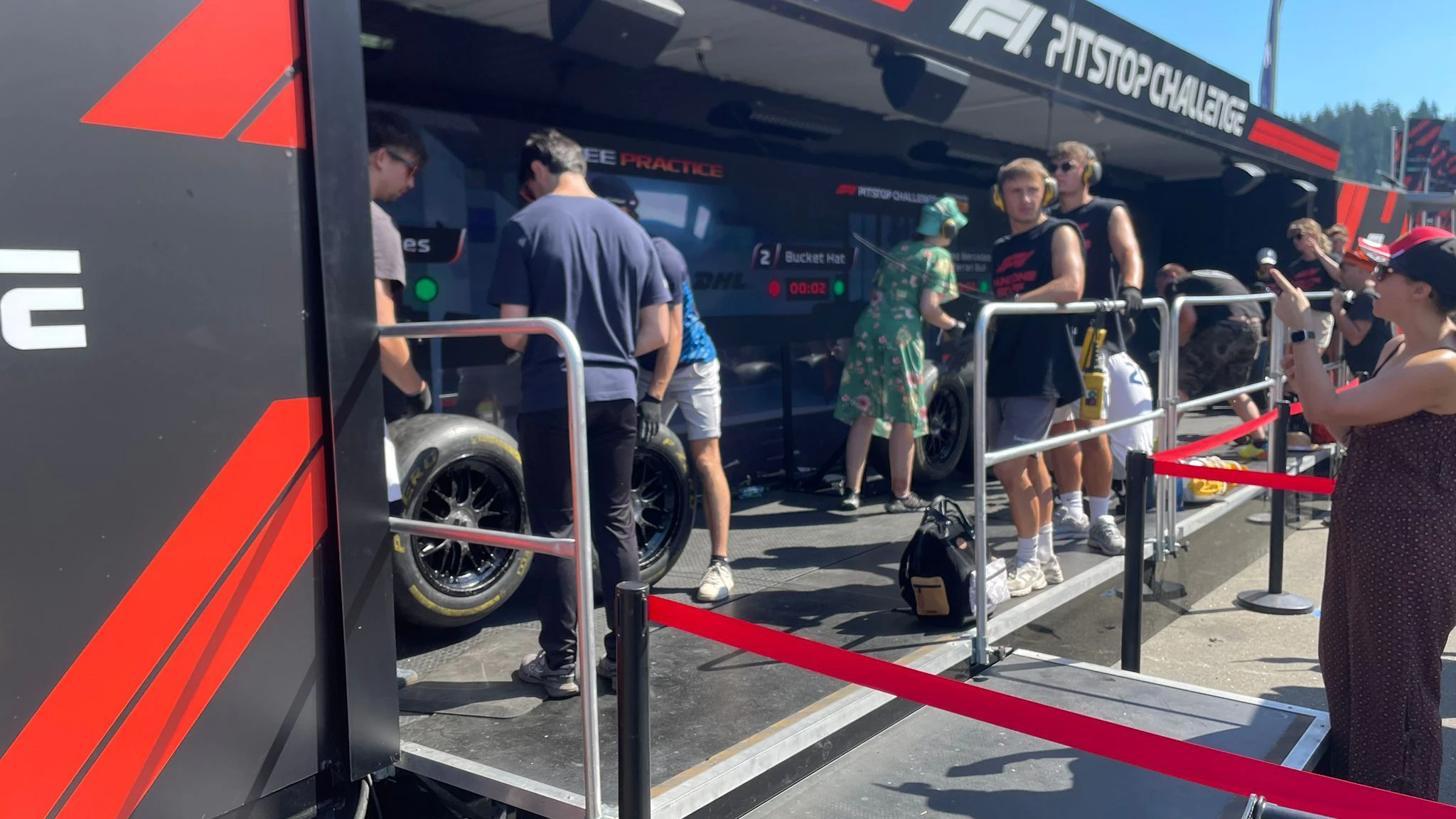 Fans probieren sich an der Pitstop-Challenge.