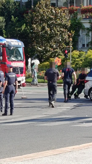 Unfall Wien: Zwei Autos kollidieren nahe Stadtpark, Feuerwehr entfernt beschädigtes Fahrzeug rasch. Keine Verletzten, Verkehrsbehinderung behoben.