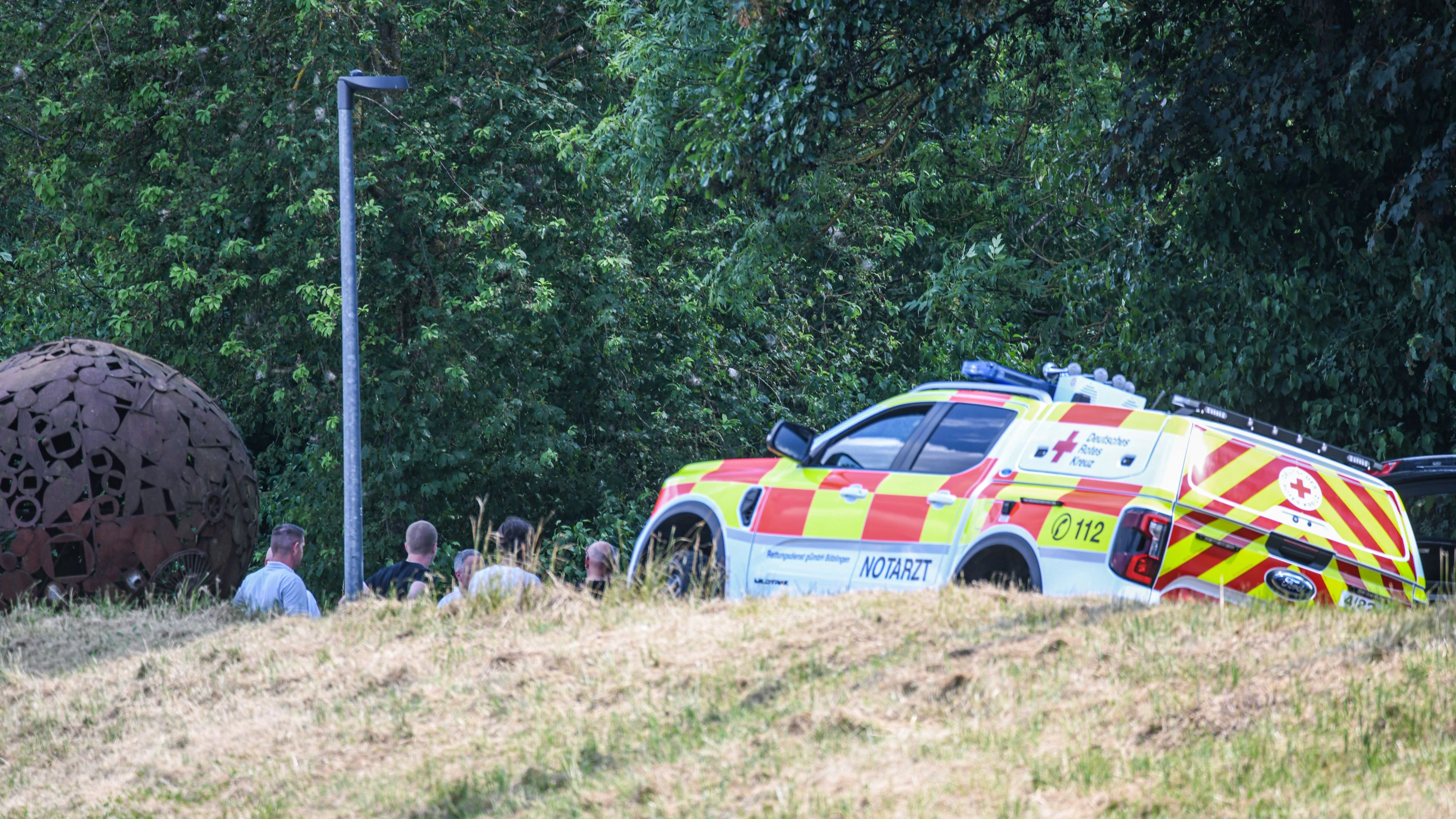 19 June 2026, Baden-Württemberg, Renningen: Emergency responders are currently searching for a missing toddler. Photo: Jason Tschepljakow/dpa