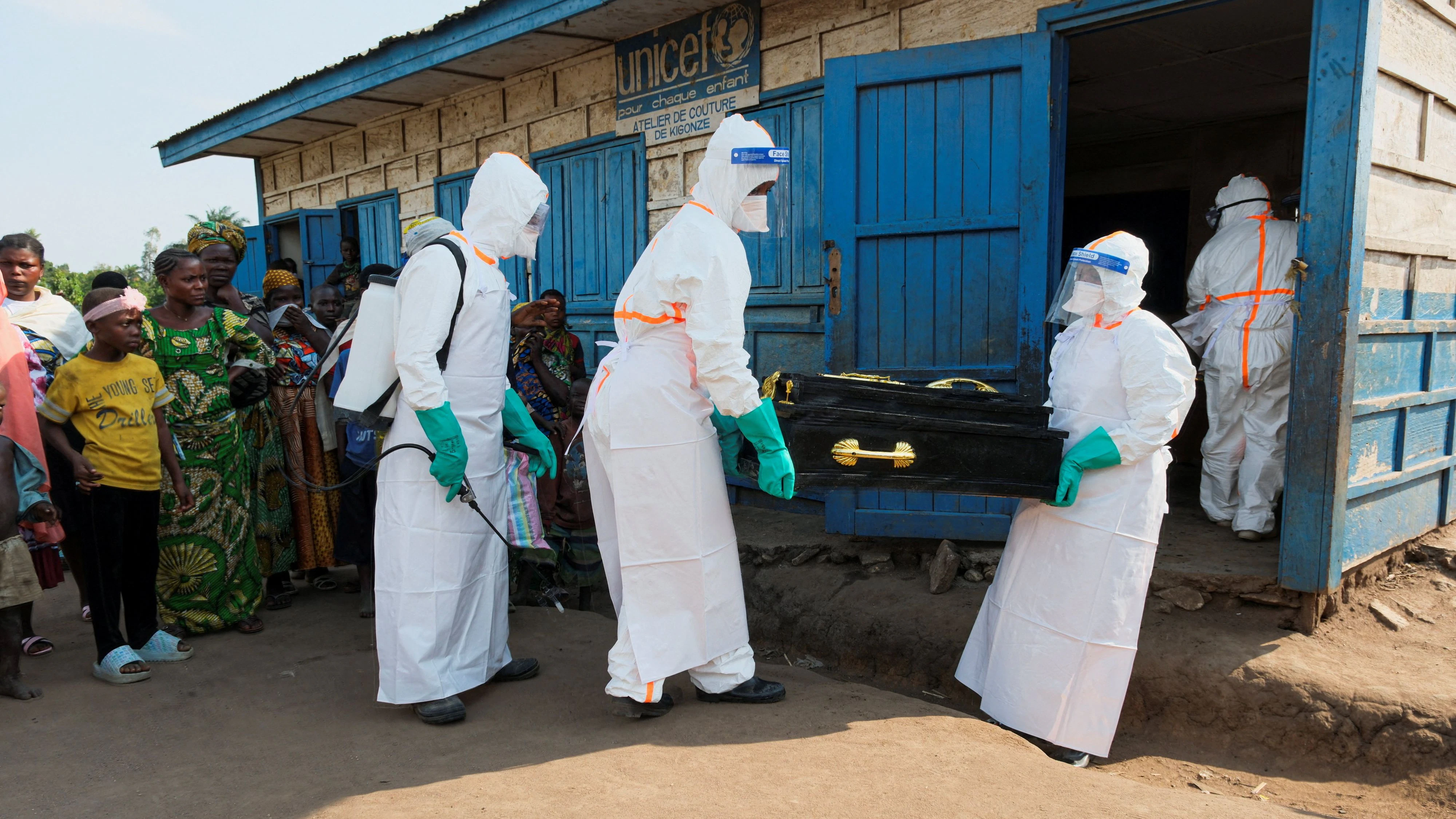 Health workers wearing personal protective equipment (PPE) carry the coffin of a child who is suspected to have died of Ebola for burial at the Kigonze displaced persons camp, one month after an Ebola outbreak was declared, in Bunia, eastern Democratic Republic of Congo, June 18, 2026. REUTERS/Gradel Muyisa Mumbere  REFILE - CORRECTING INFORMATION TO ADD THAT THE VICTIMS WERE SUSPECTED EBOLA CASES 