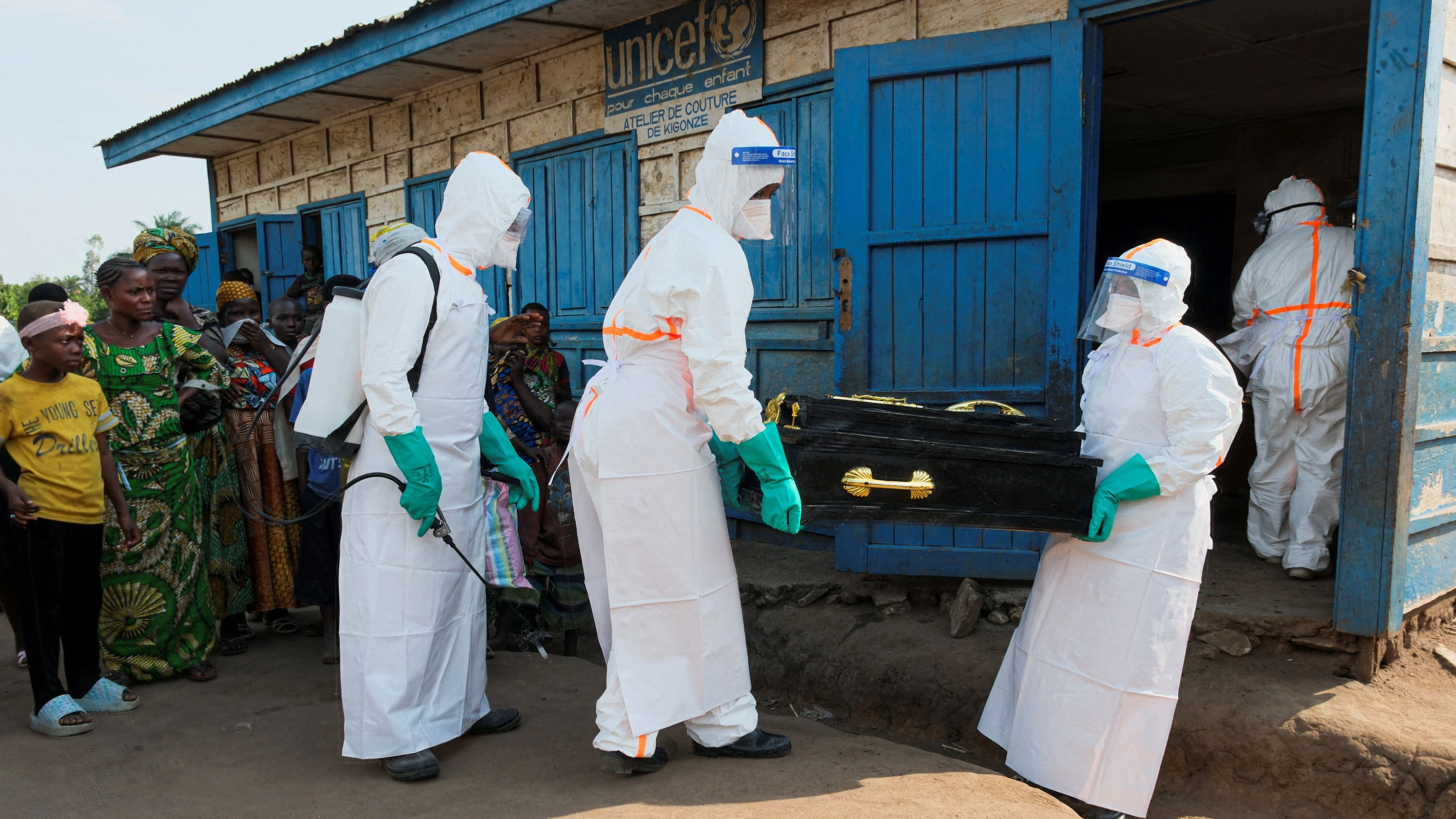 Health workers wearing personal protective equipment (PPE) carry the coffin of a child who is suspected to have died of Ebola for burial at the Kigonze displaced persons camp, one month after an Ebola outbreak was declared, in Bunia, eastern Democratic Republic of Congo, June 18, 2026. REUTERS/Gradel Muyisa Mumbere  REFILE - CORRECTING INFORMATION TO ADD THAT THE VICTIMS WERE SUSPECTED EBOLA CASES 