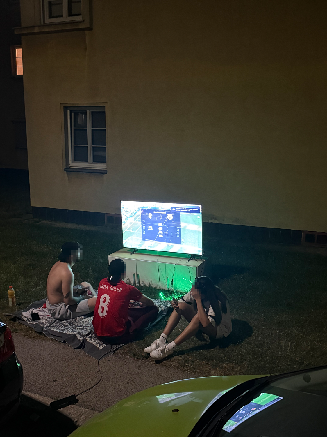 Wegen der Hitze brachten diese Jugendlichen ihre TV-Ausrüstung auf den Gehsteig.