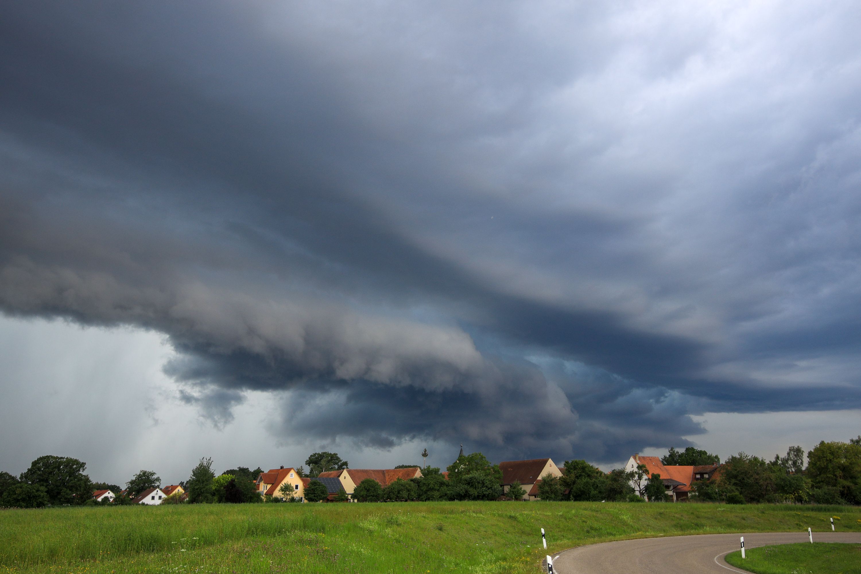 Heute.at - Kräftige Hagel-Gewitter ziehen jetzt nach Österreich