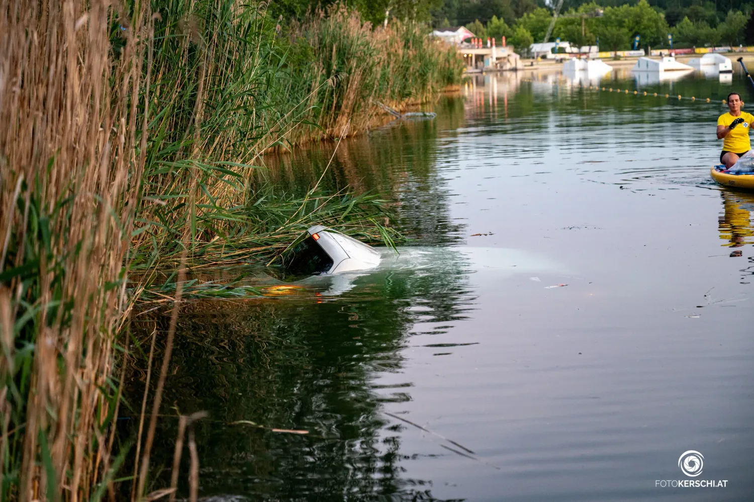Heute.at - Großeinsatz! Pkw versinkt samt Anhänger im Ausee