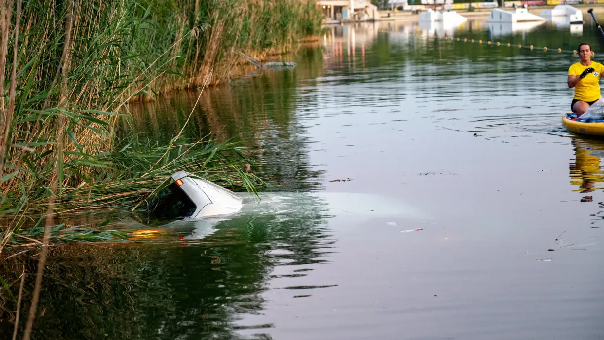 Heute.at - Großeinsatz! Pkw versinkt samt Anhänger im Ausee
