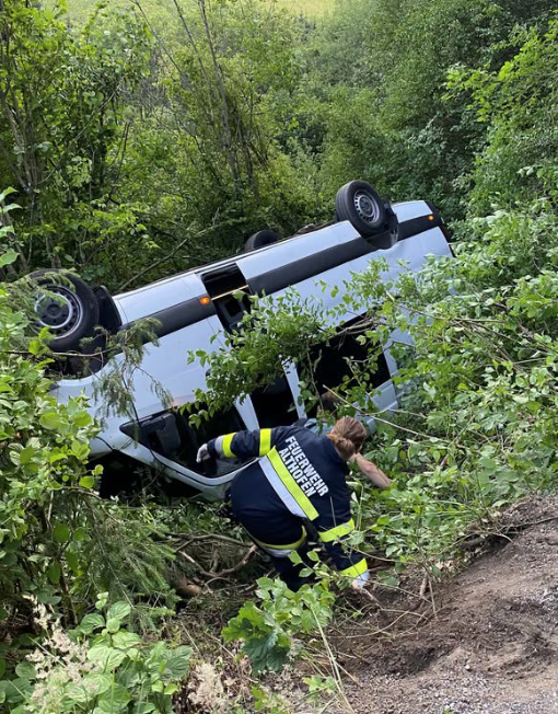 Der Kleinbus kam am Dach liegend zum Stillstand.