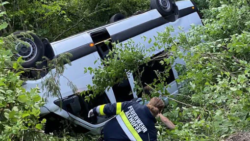 Der Kleinbus kam am Dach liegend zum Stillstand.