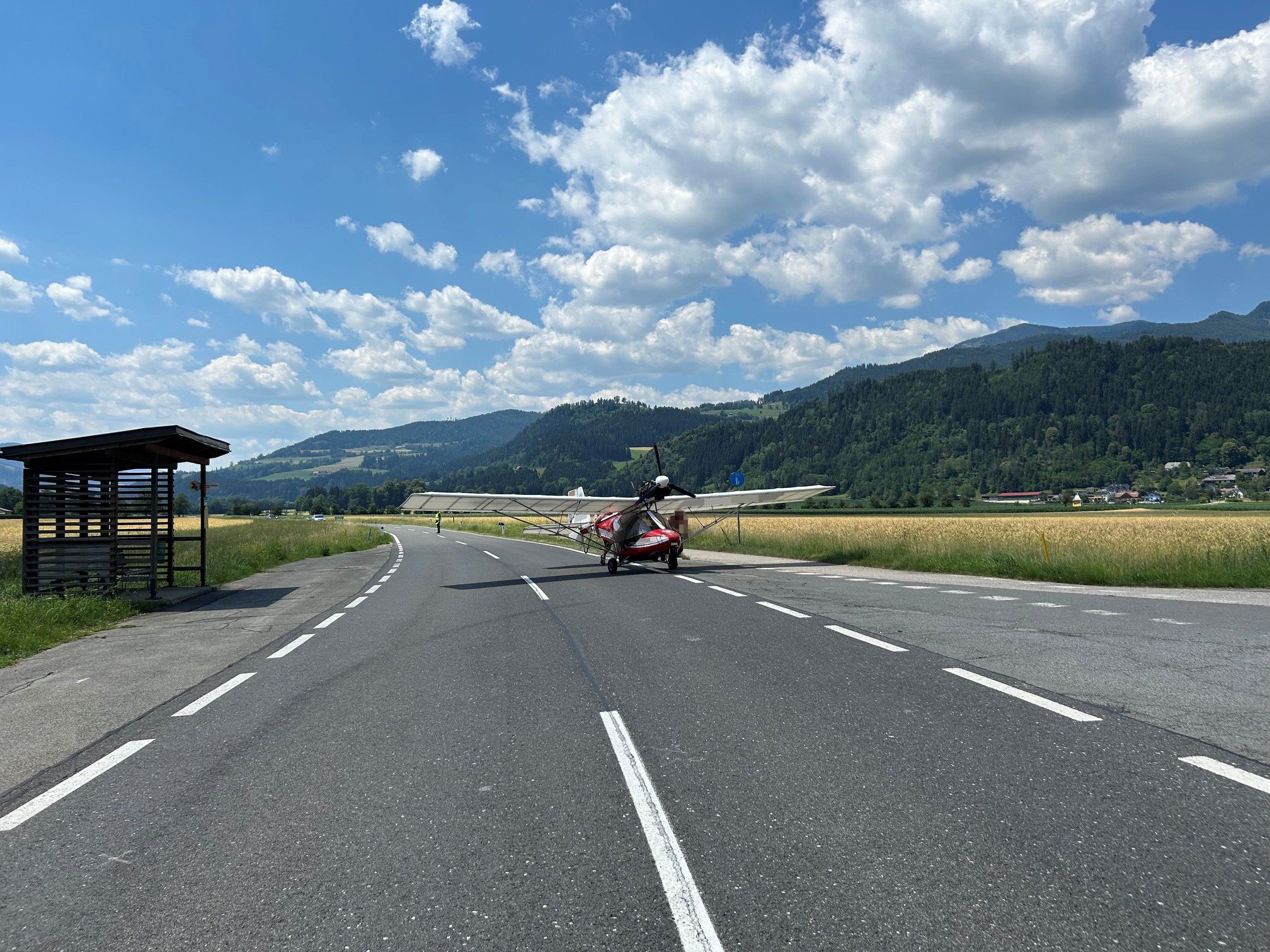 Das Flugzeug musste auf der Straße notlanden.