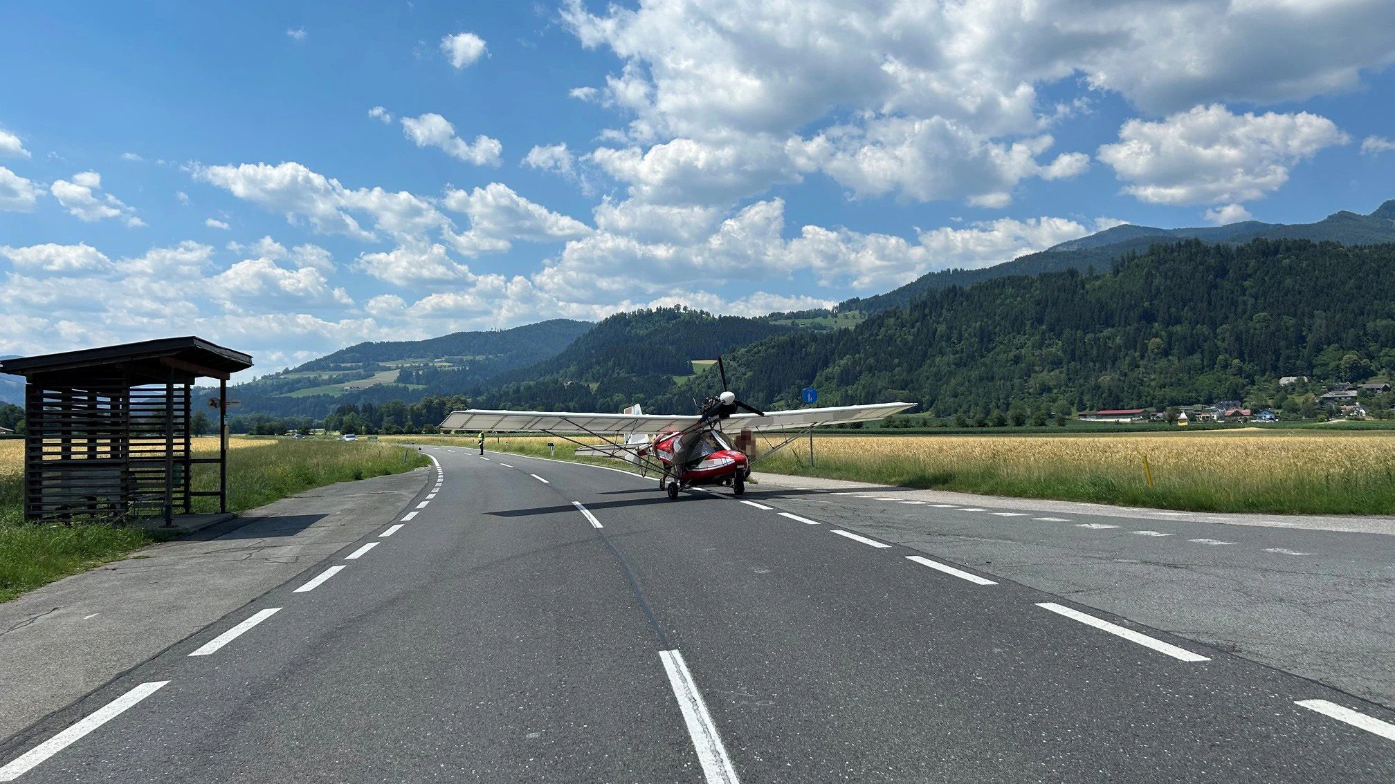 Heute.at - Motor streikt nach Start – Notlandung auf Landstraße