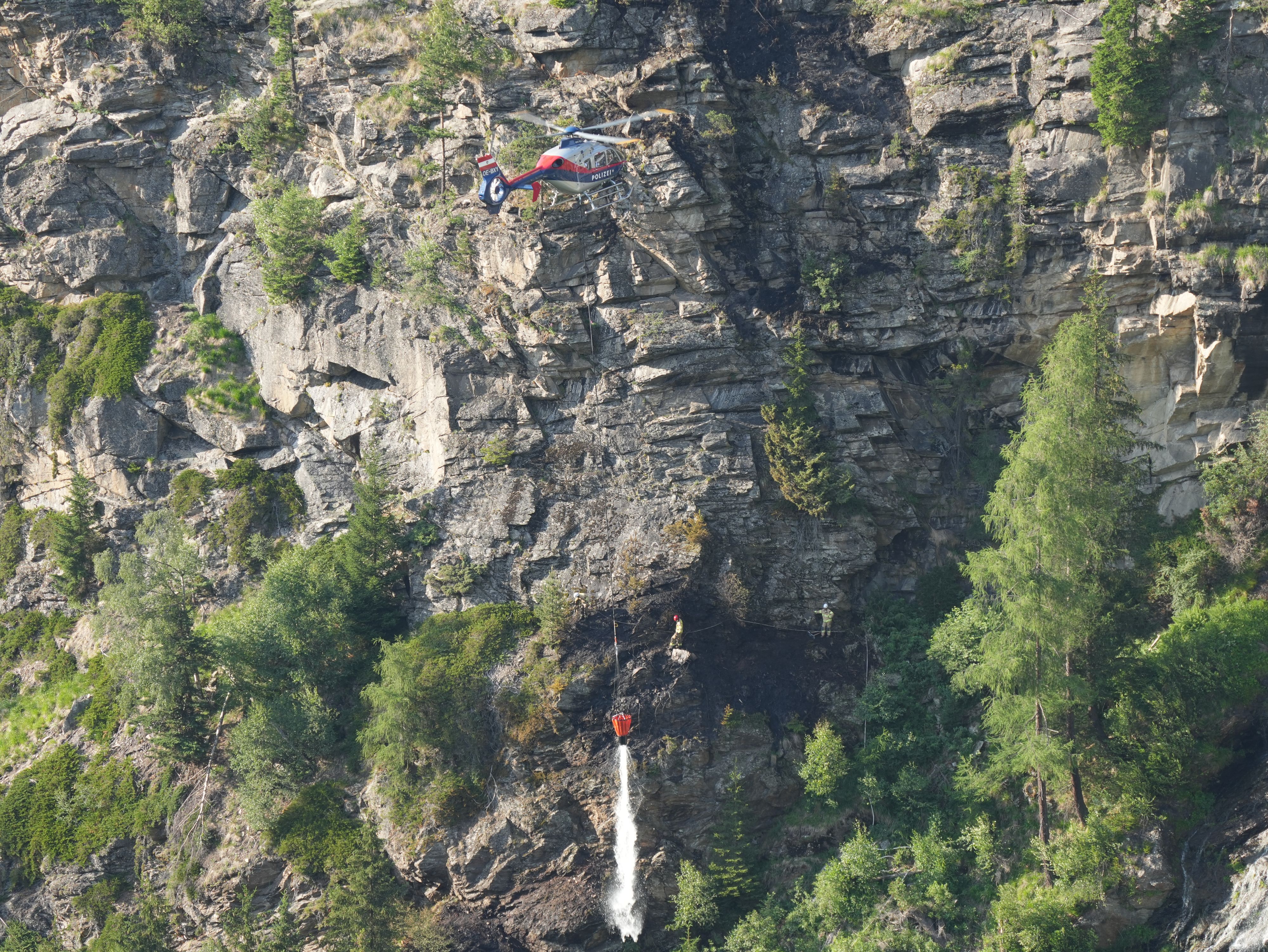 Heute.at - Waldbrand am Stuibenfall! Großeinsatz mit Hubschraubern