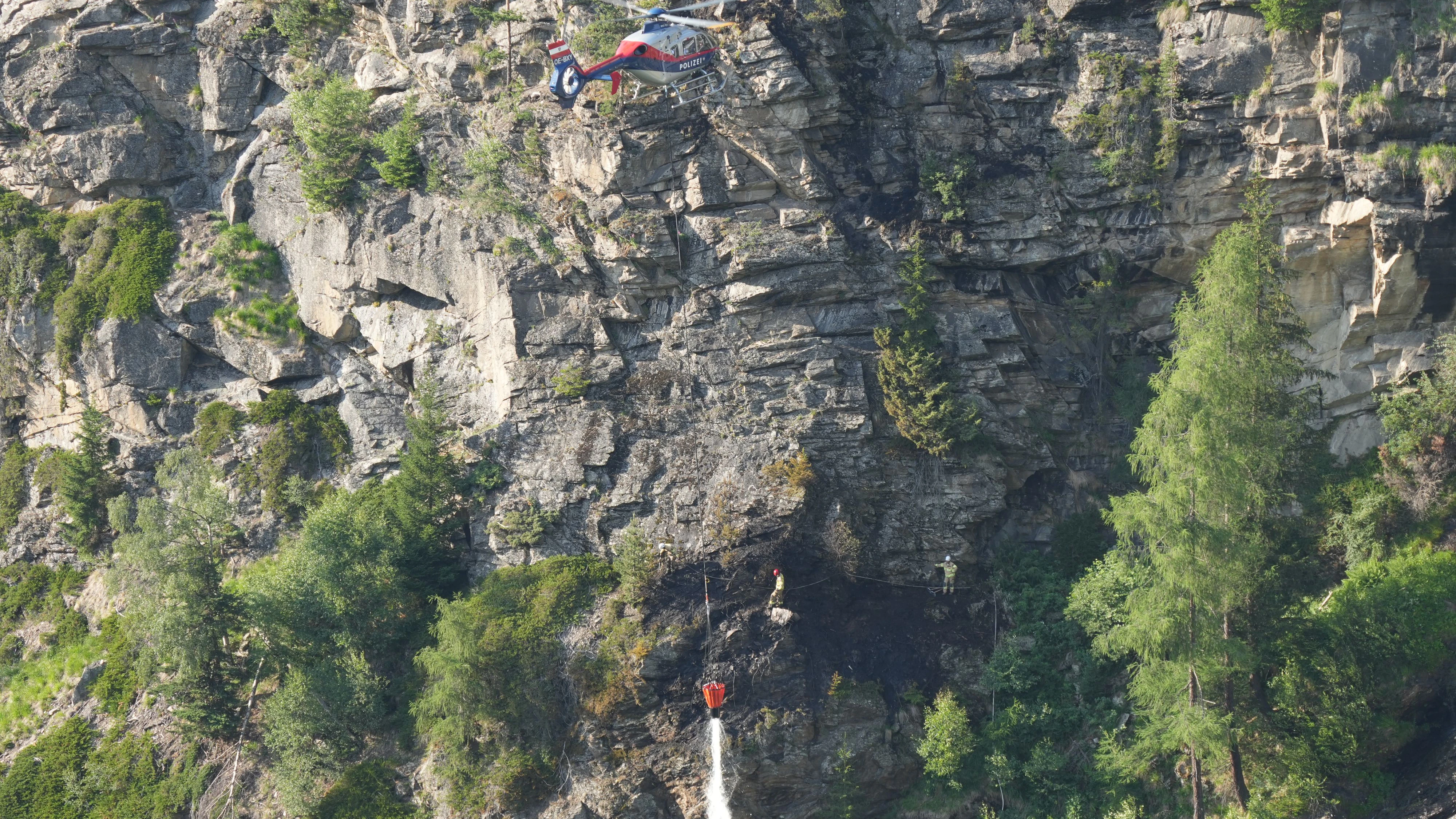 Heute.at - Waldbrand am Stuibenfall! Großeinsatz mit Hubschraubern