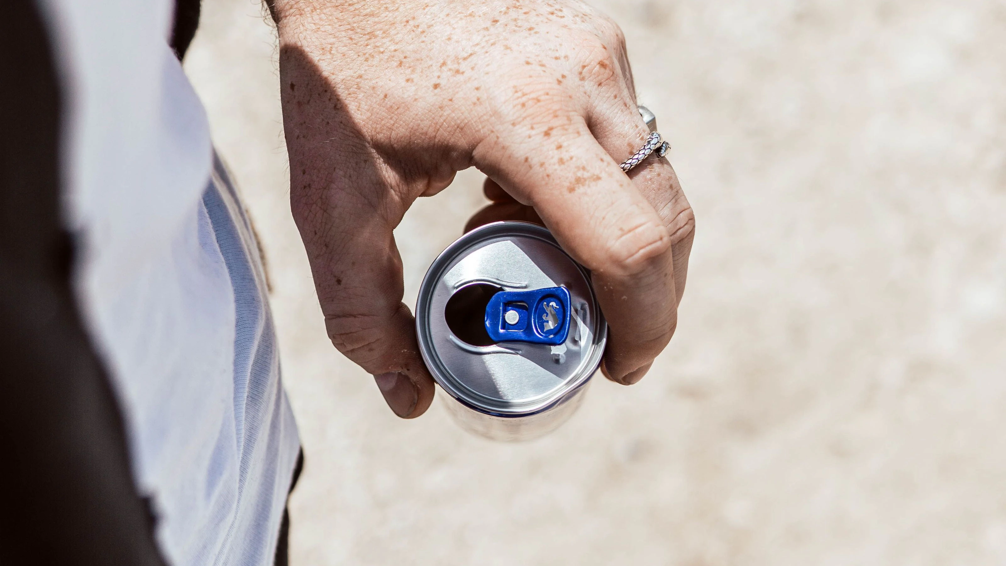 Energiedrinks gehören für viele täglich dazu. Doch es stecken einige gesundheitliche Risiken hinter der gekühlten Dose. 