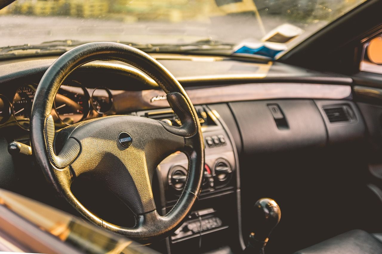 Gibt es im Auto keine Klimaanlage, ist der Kühltrick Gold wert.