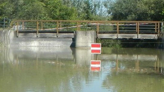 Dieses rot-weiß-rote Schild ist das internationale Verbotszeichen für Schiffsfahrt.
