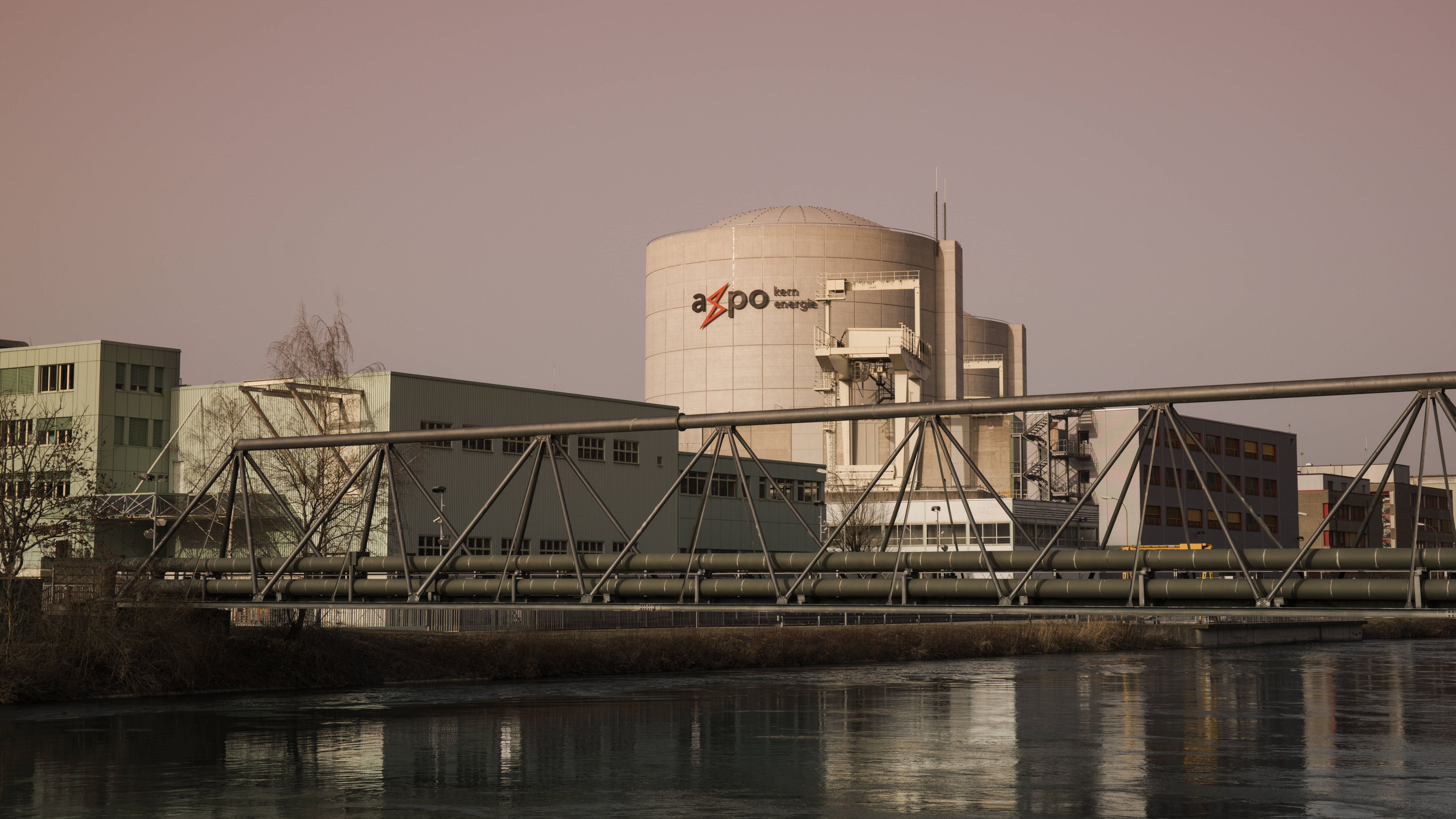 Rekordhitze in der Schweiz! Die beiden Reaktoren des Atomkraftwerks Beznau mussten schon am Freitagnachmittag heruntergefahren werden. Der für Kühlwasser genutzte Fluss Aare hat sich zu stark aufgeheizt.