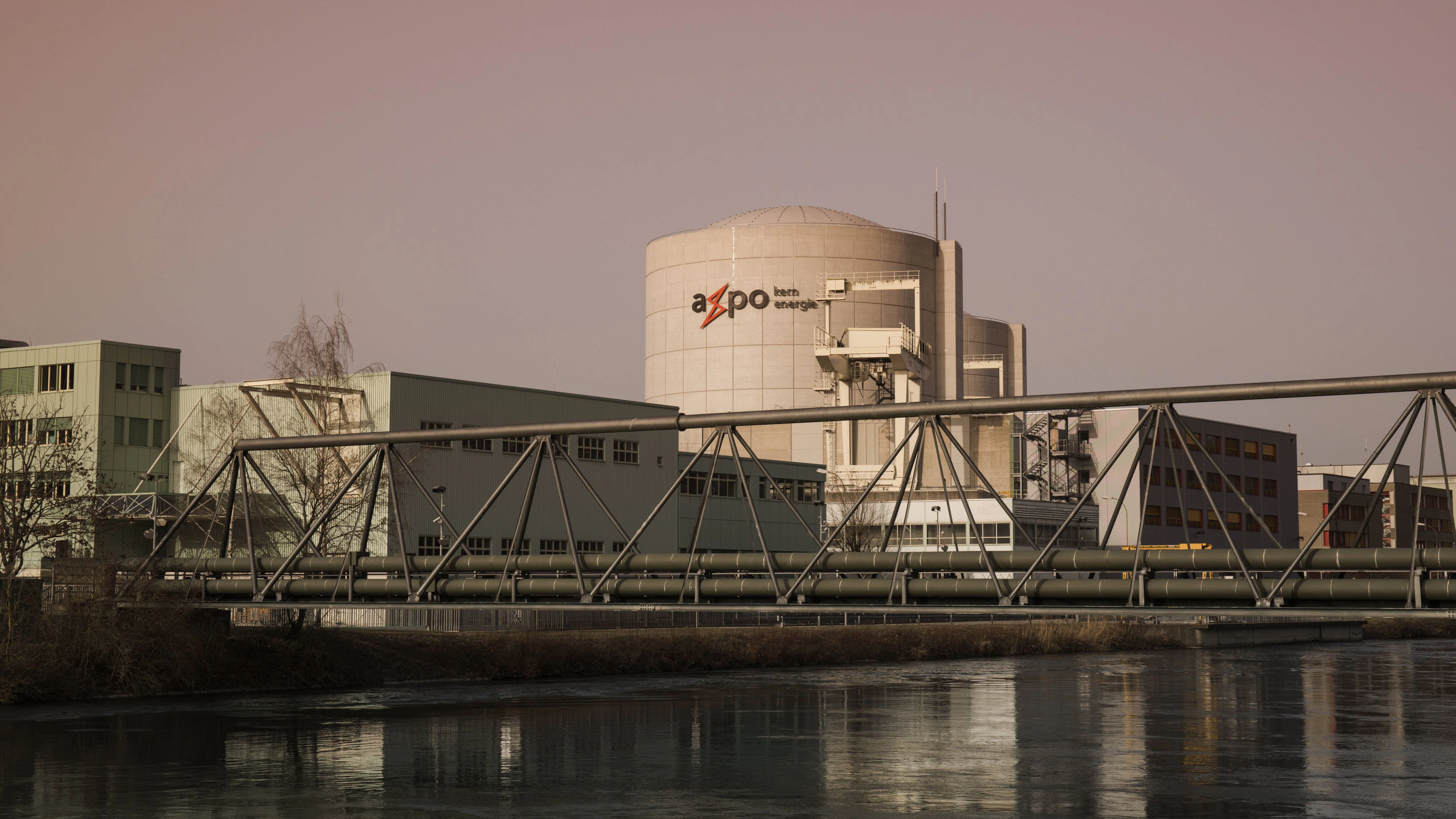 Rekordhitze in der Schweiz! Die beiden Reaktoren des Atomkraftwerks Beznau mussten schon am Freitagnachmittag heruntergefahren werden. Der für Kühlwasser genutzte Fluss Aare hat sich zu stark aufgeheizt.