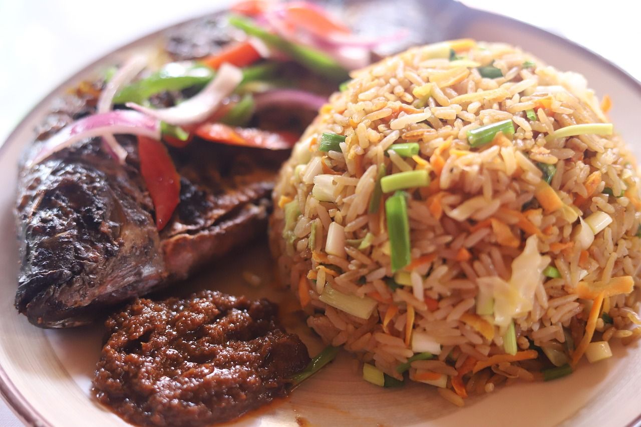 Jollof-Reis mit gegrilltem Tilapia