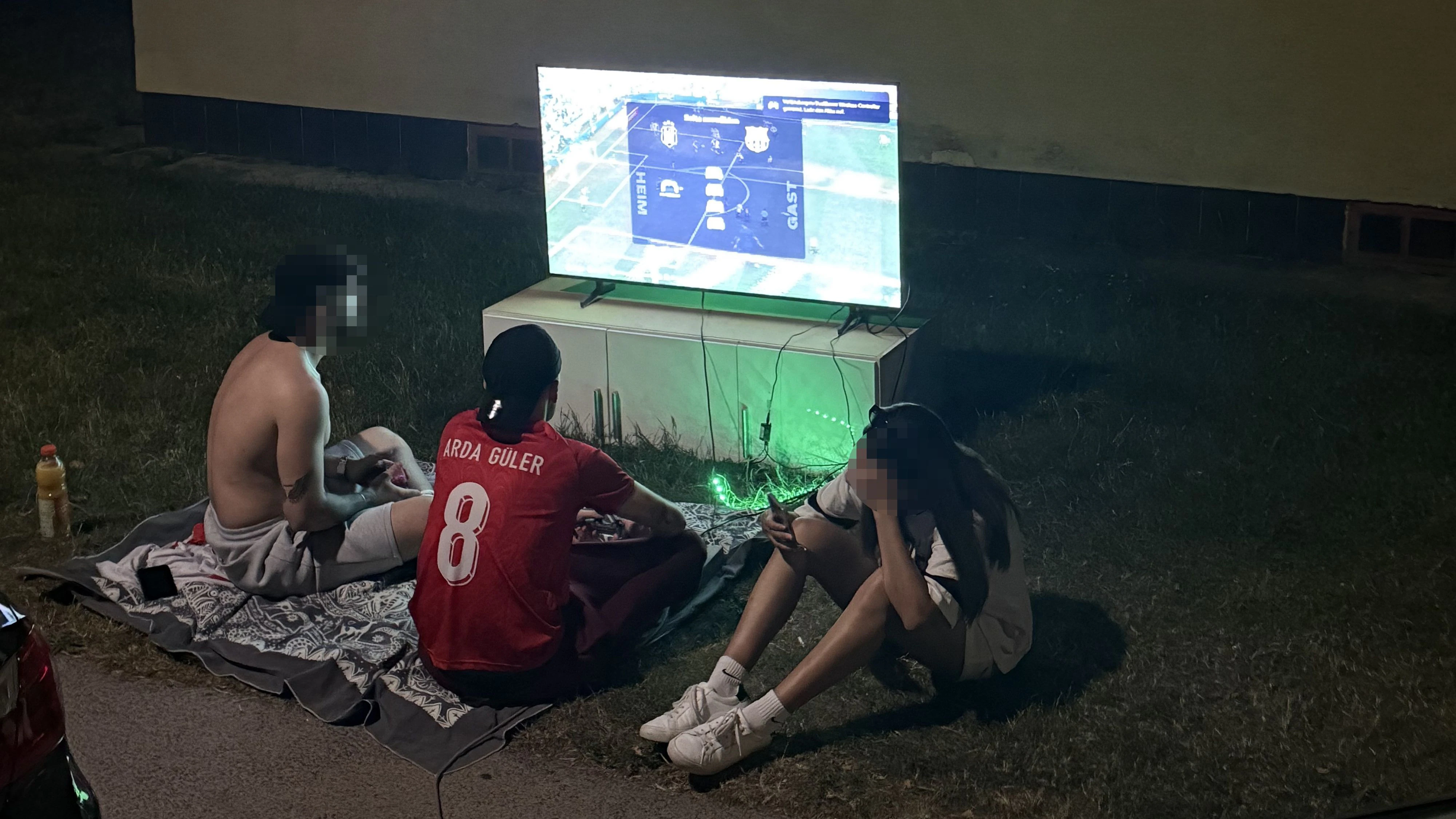 Aufwärmen für WM-Match – Kids zockten vor Gemeindebau